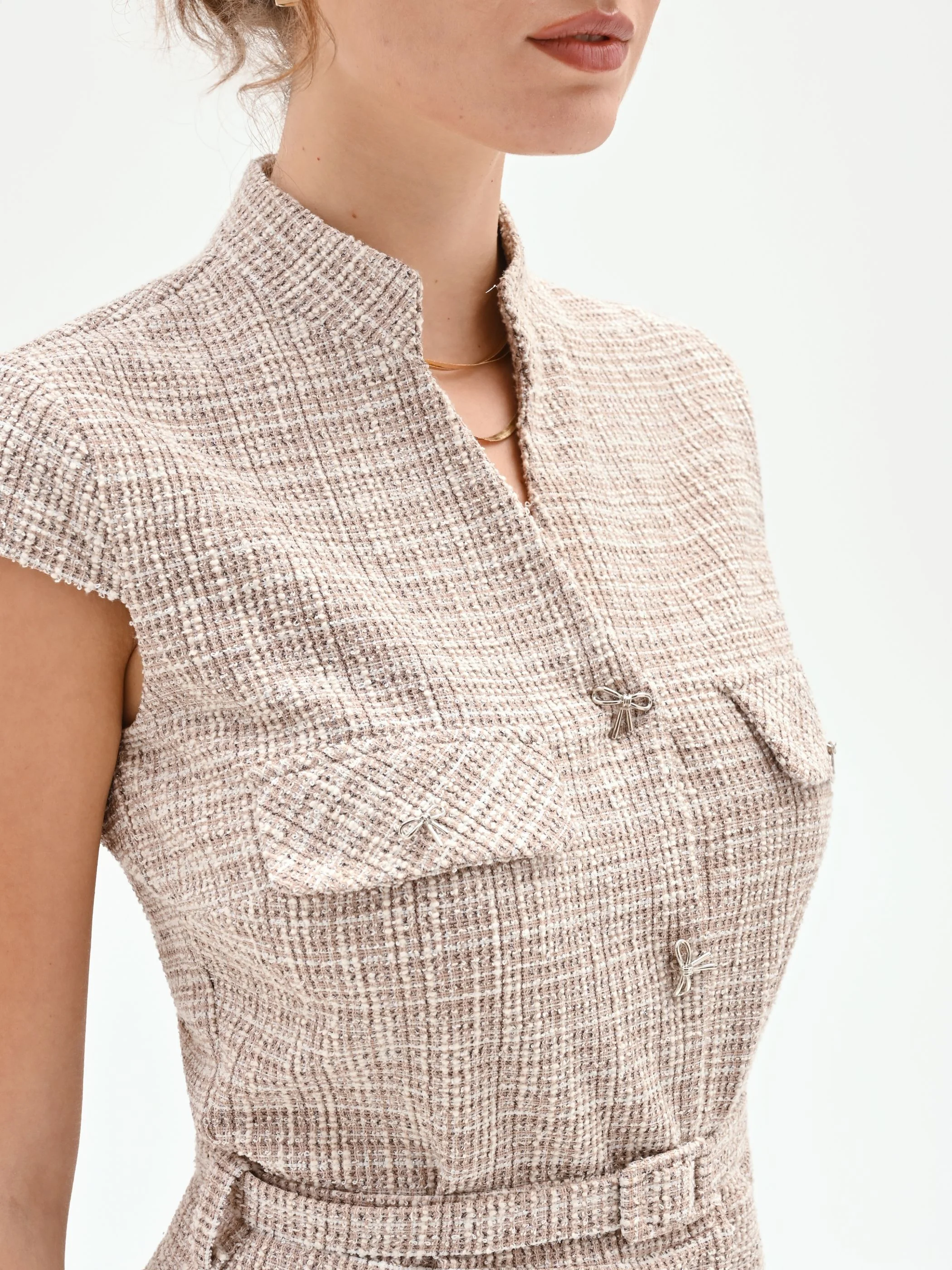 Abito a tubino beige chiaro in tweed con cintura - Image 3