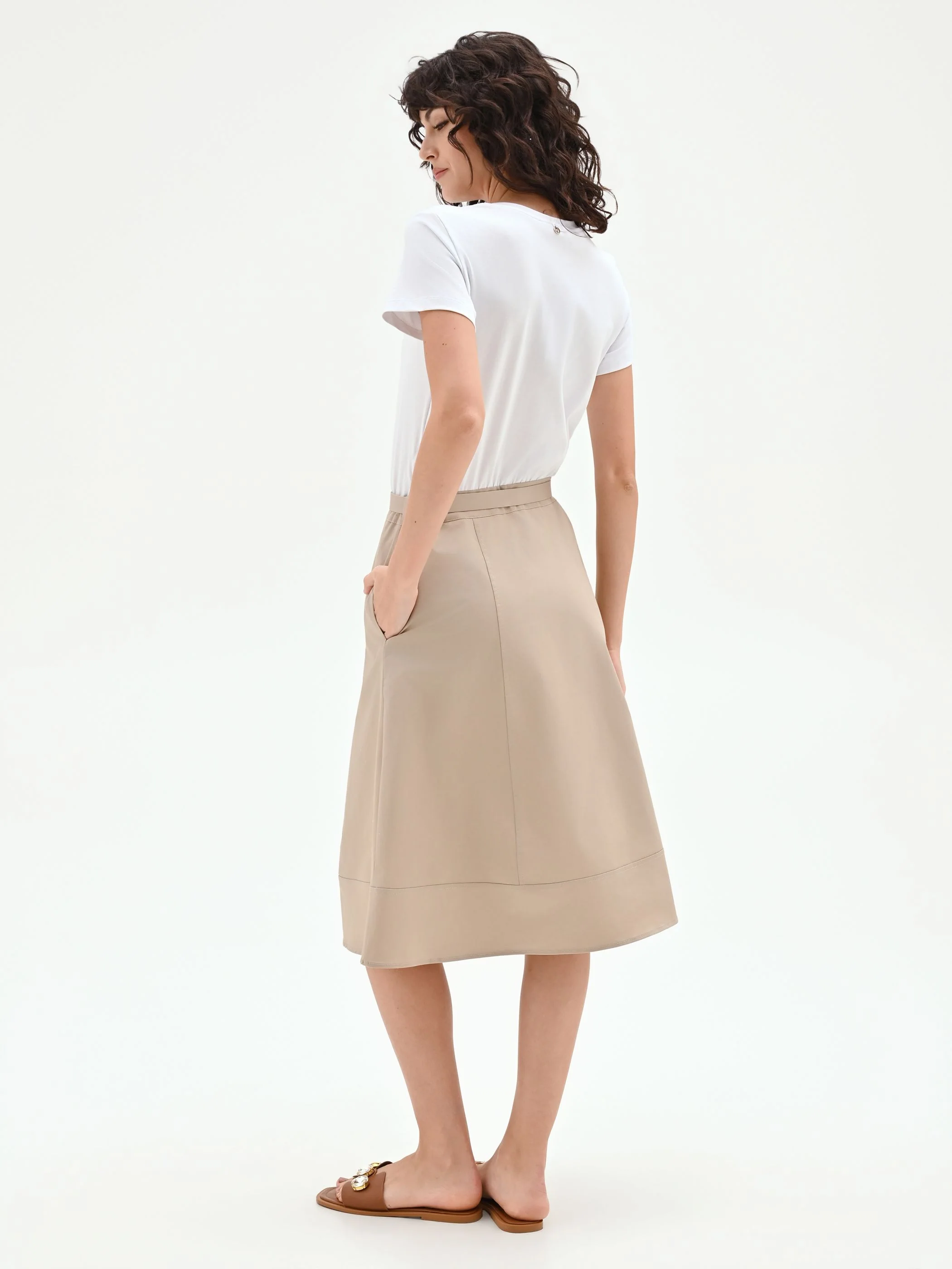 Abito beige scuro con corpetto a contrasto - Image 3