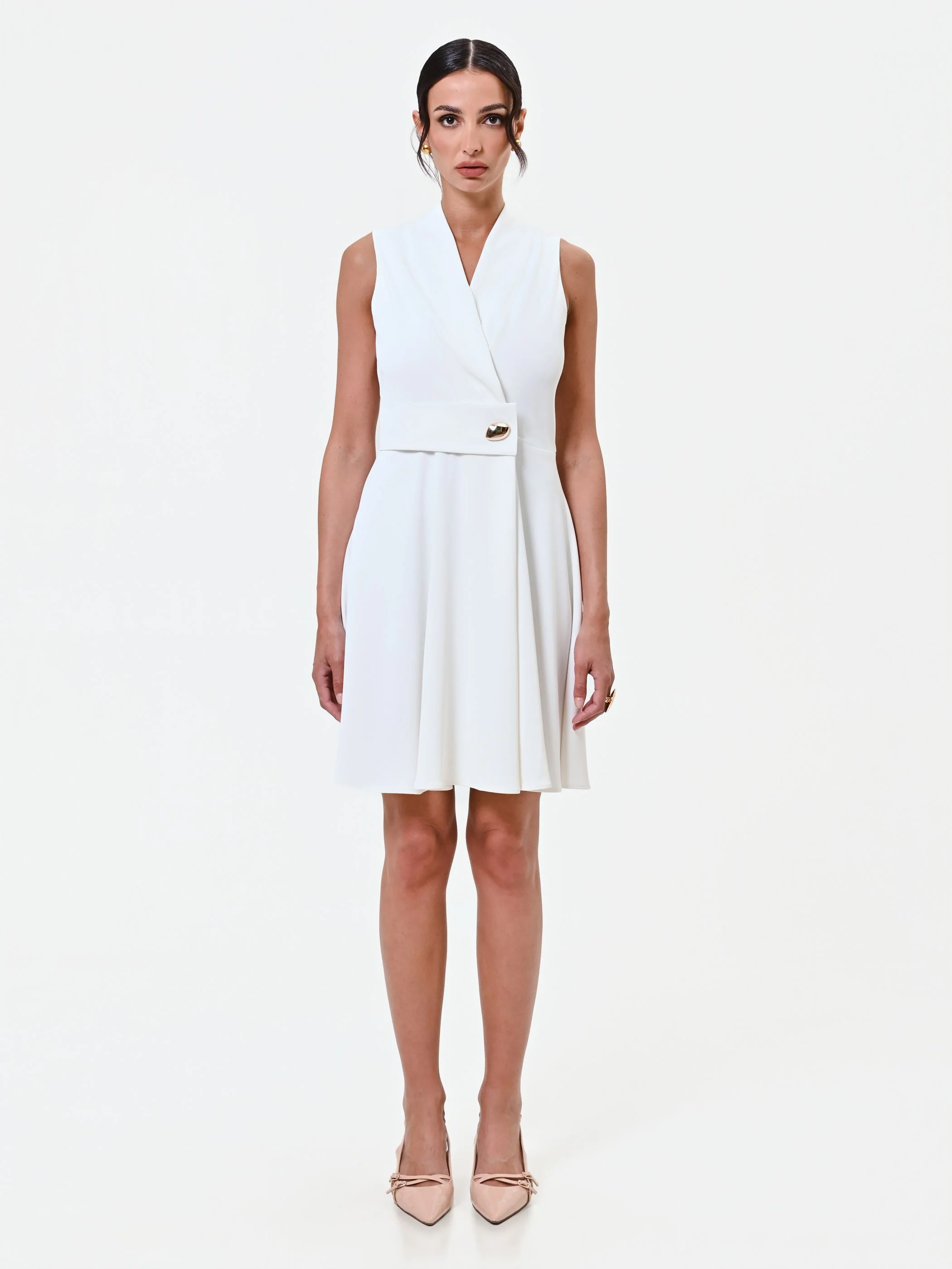 Abito bianco con revers e bottone design