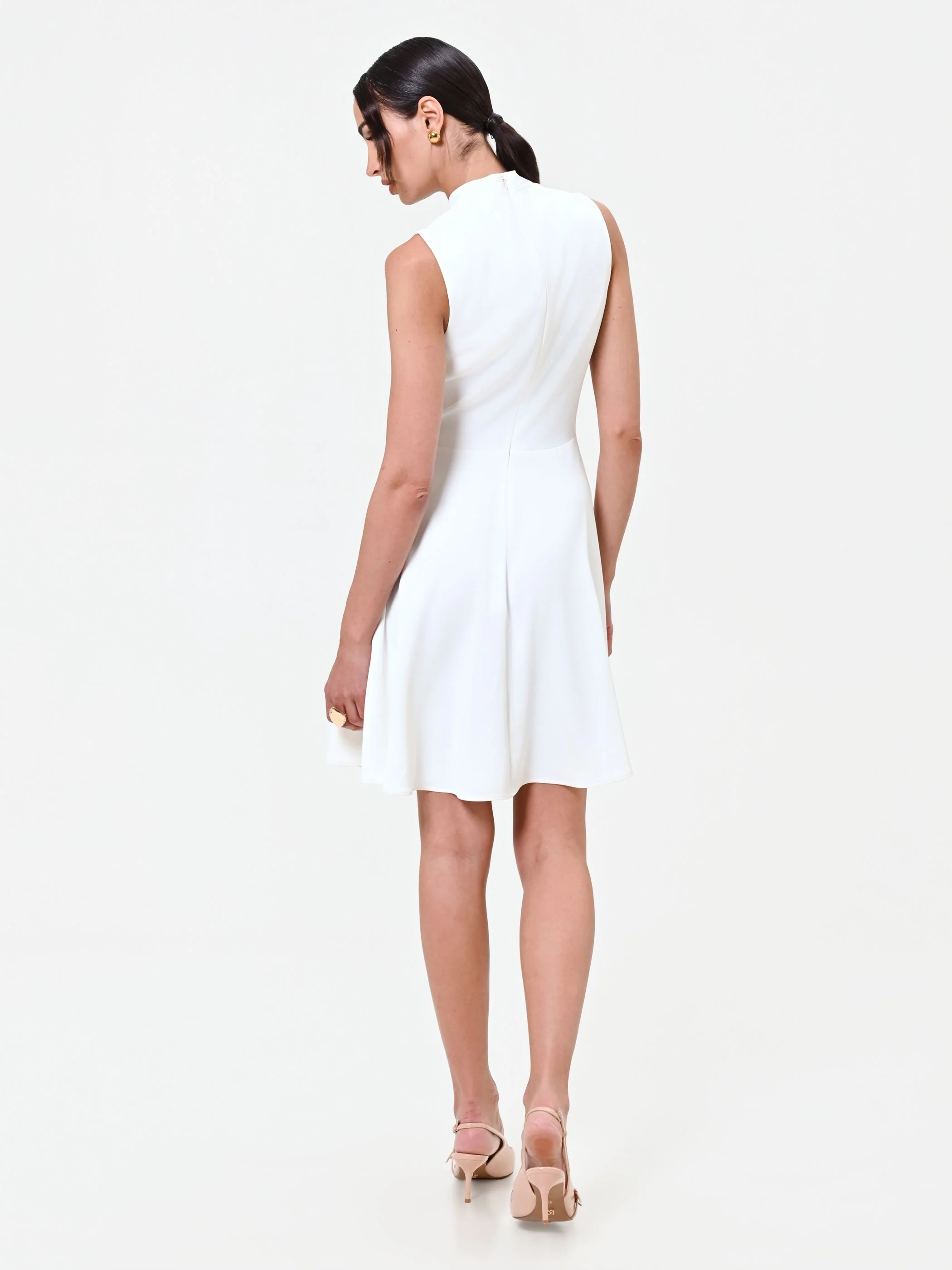 Abito bianco con revers e bottone design - Image 3