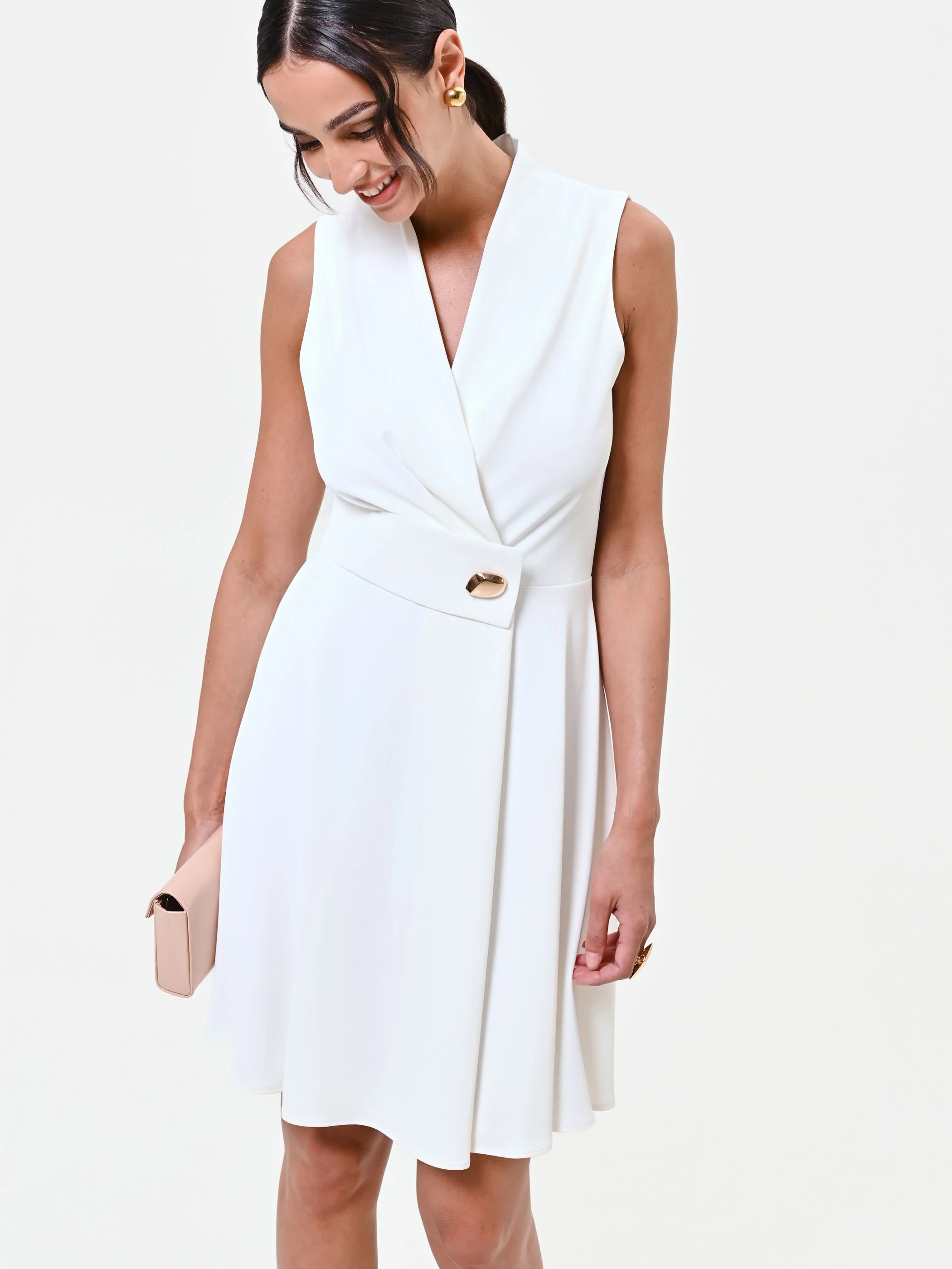 Abito bianco con revers e bottone design - Image 5