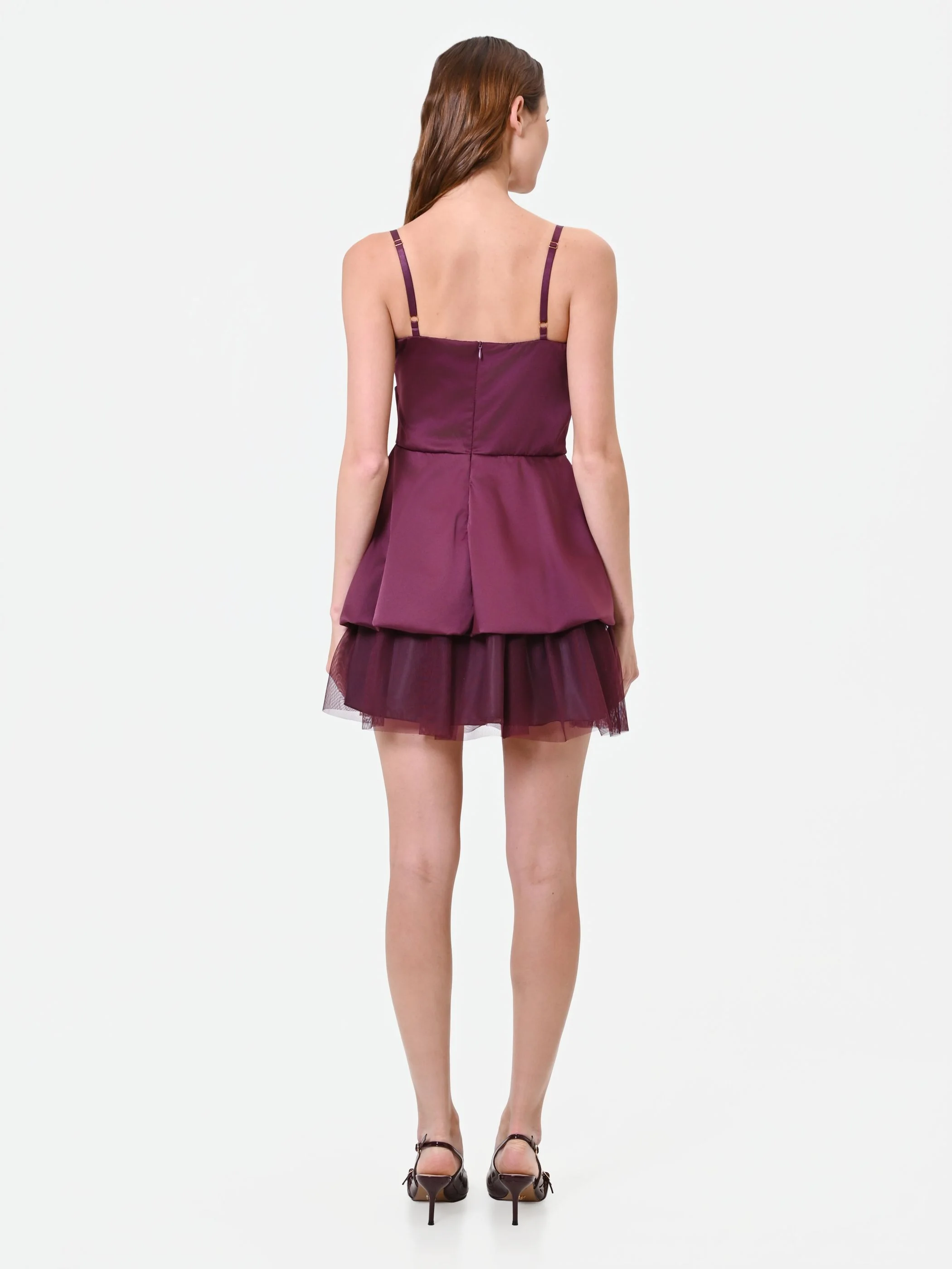Abito corto rosso bordeaux drappeggiato in raso - Image 2
