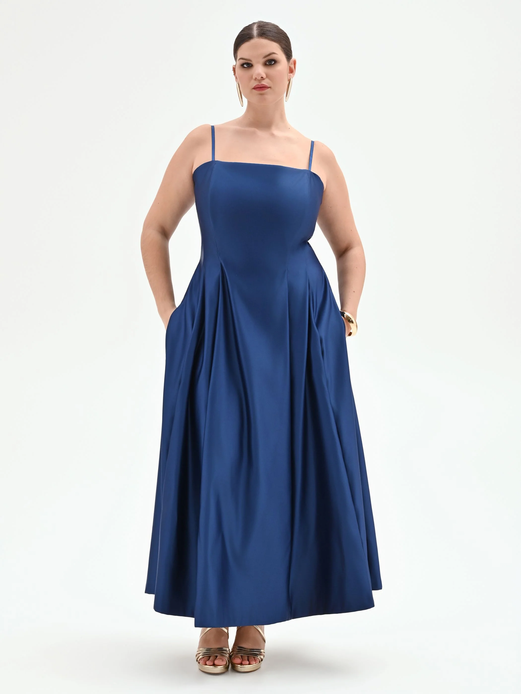 Abito curvy lungo in raso blu brillante - Image 4