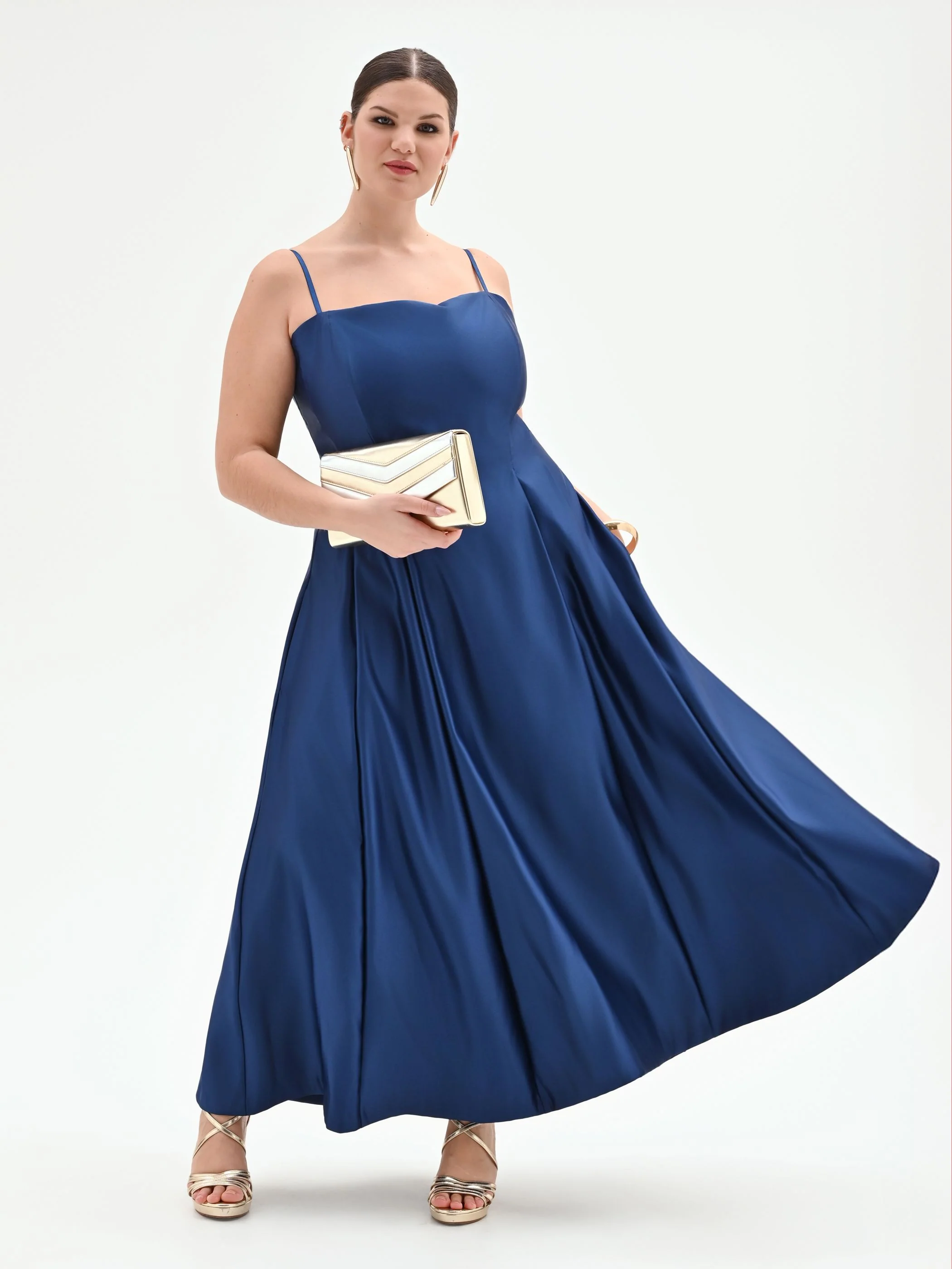 Abito curvy lungo in raso blu brillante - Image 5