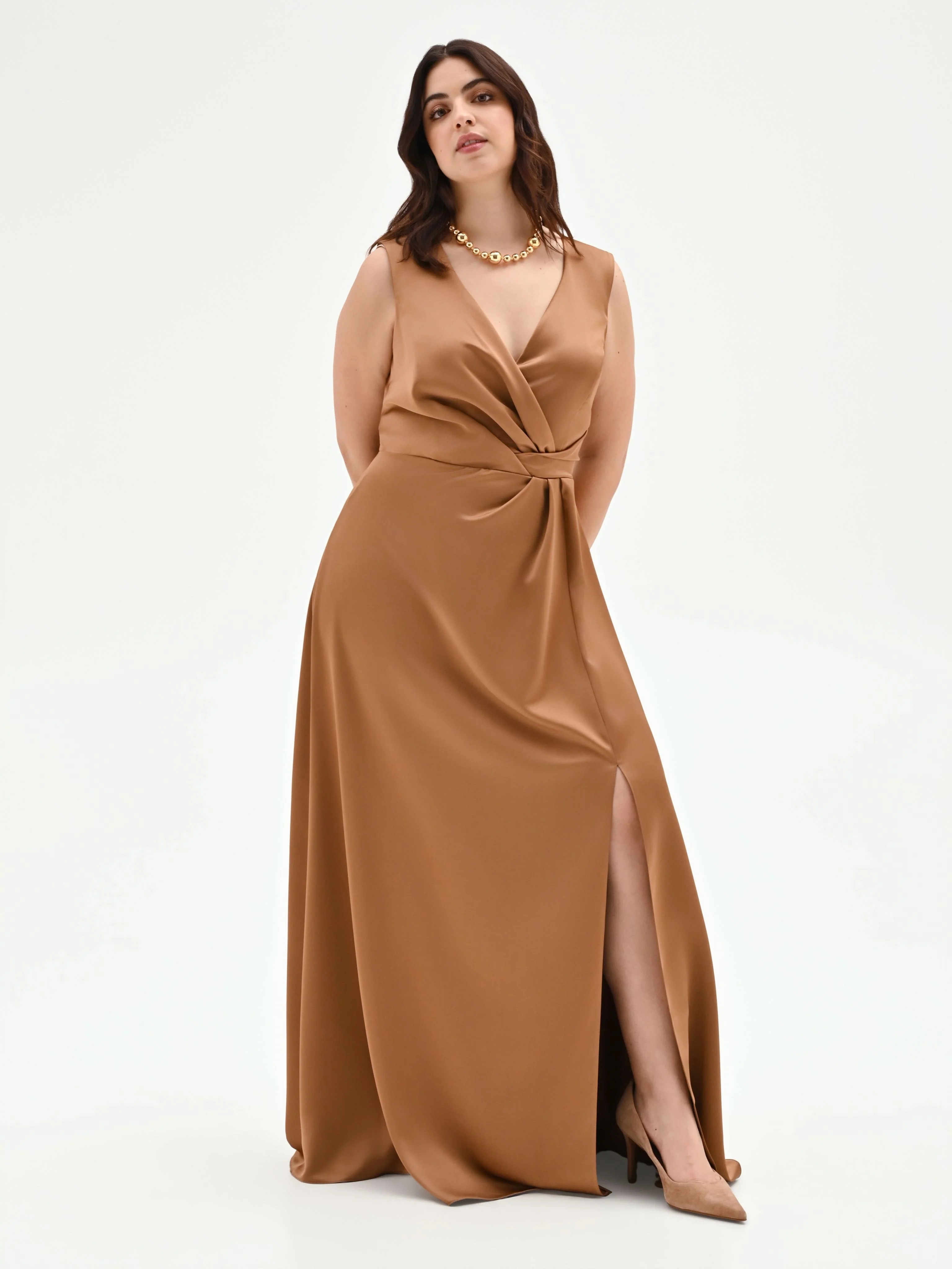 Abito curvy lungo marrone bronzo con scollo drappeggiato - Image 4