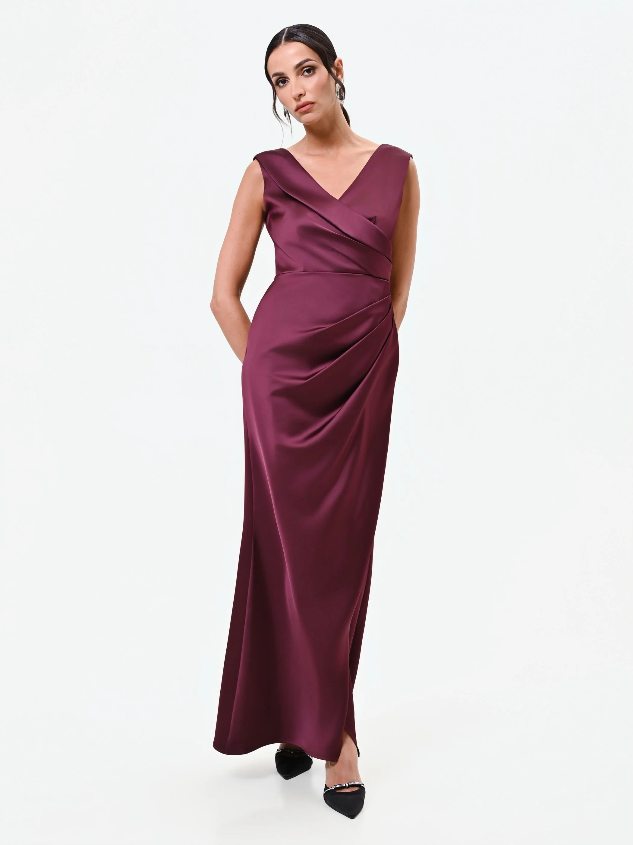 Abito lungo bordeaux con drappeggio asimmetrico - Image 4