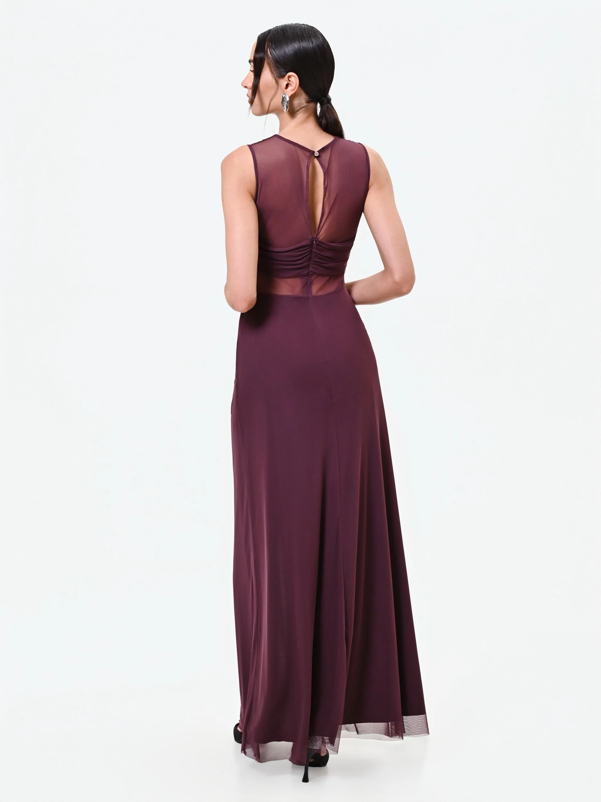 Abito lungo bordeaux rosso con corpino drappeggiato e tulle - Image 2