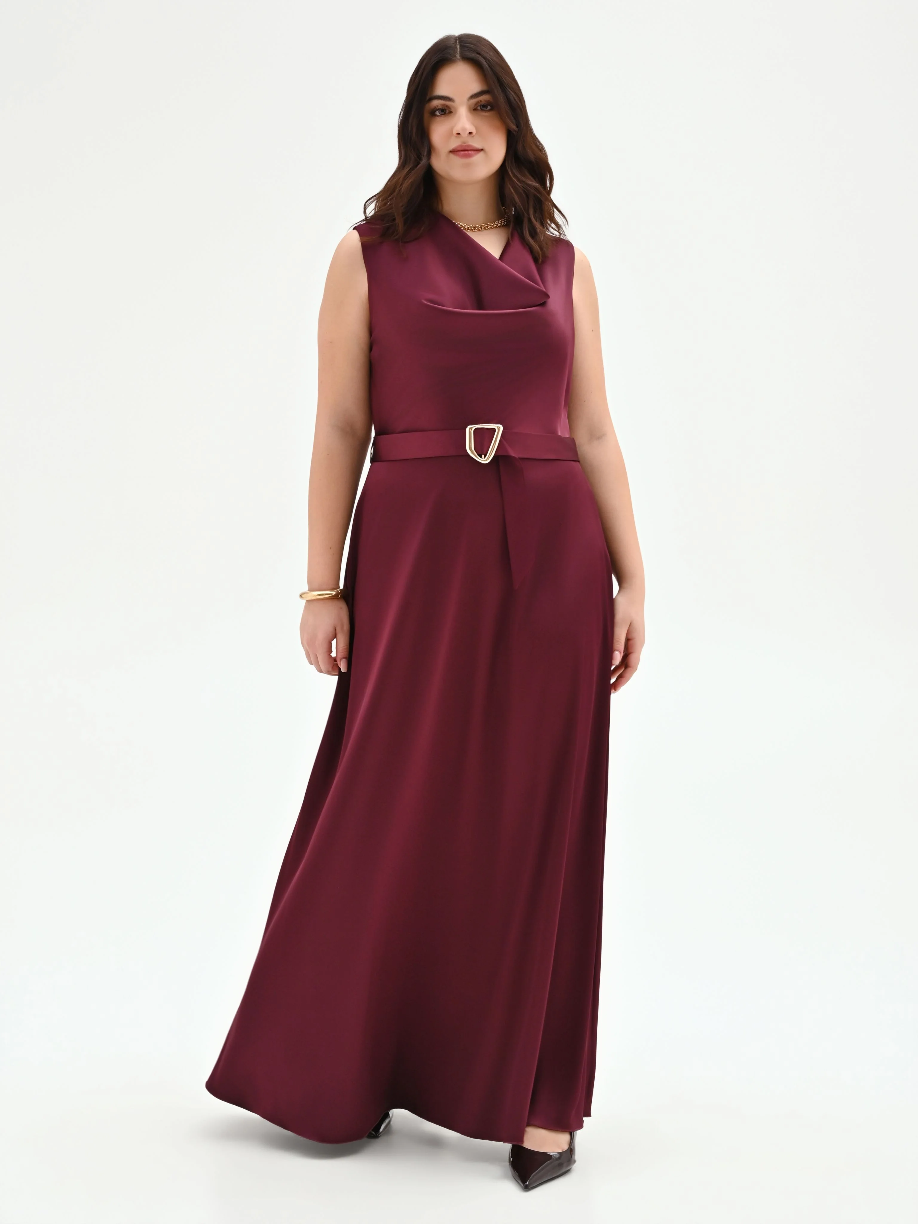 Abito lungo curvy bordeaux con scollo asimmetrico - Image 3