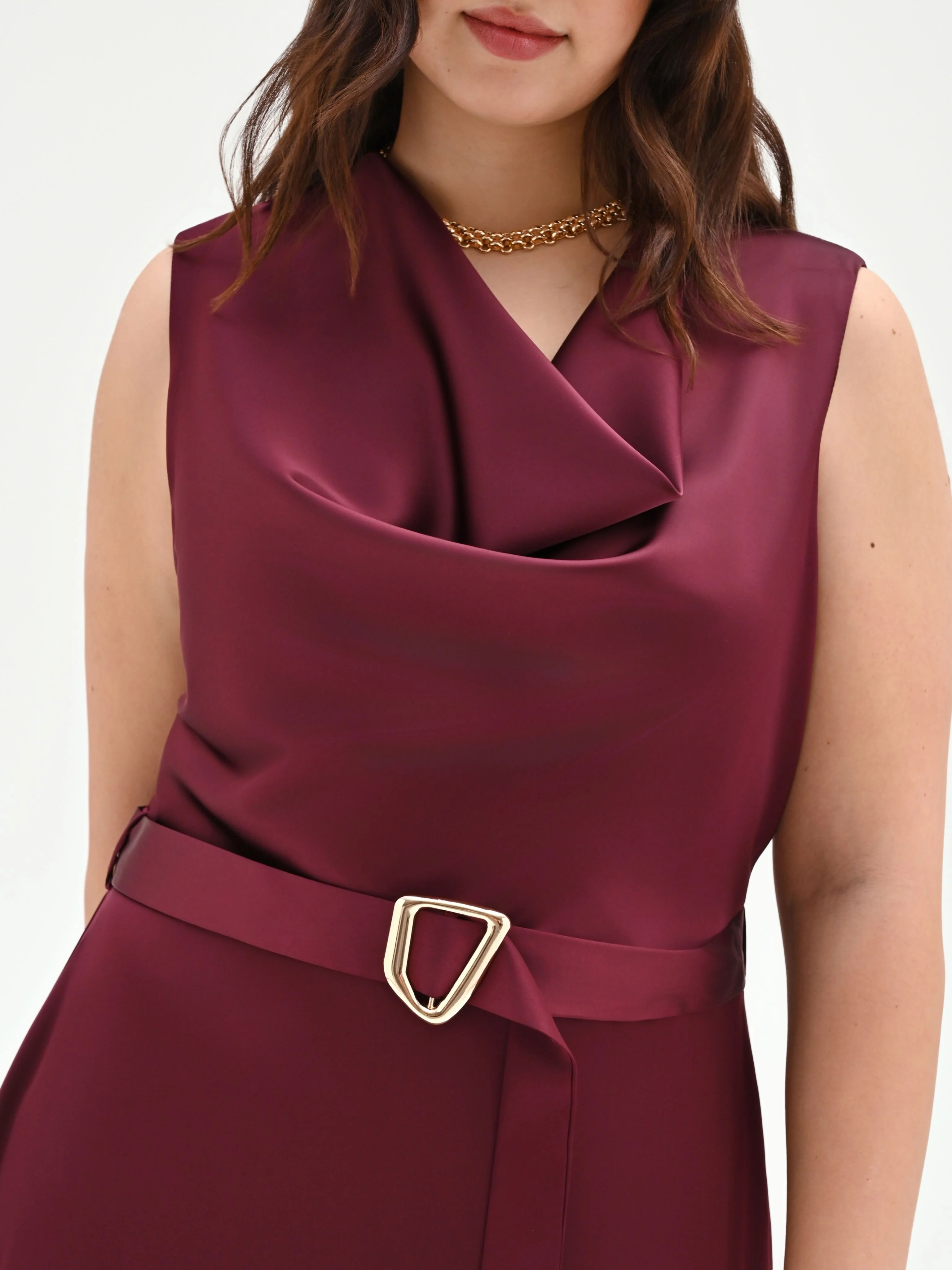 Abito lungo curvy bordeaux con scollo asimmetrico - Image 4