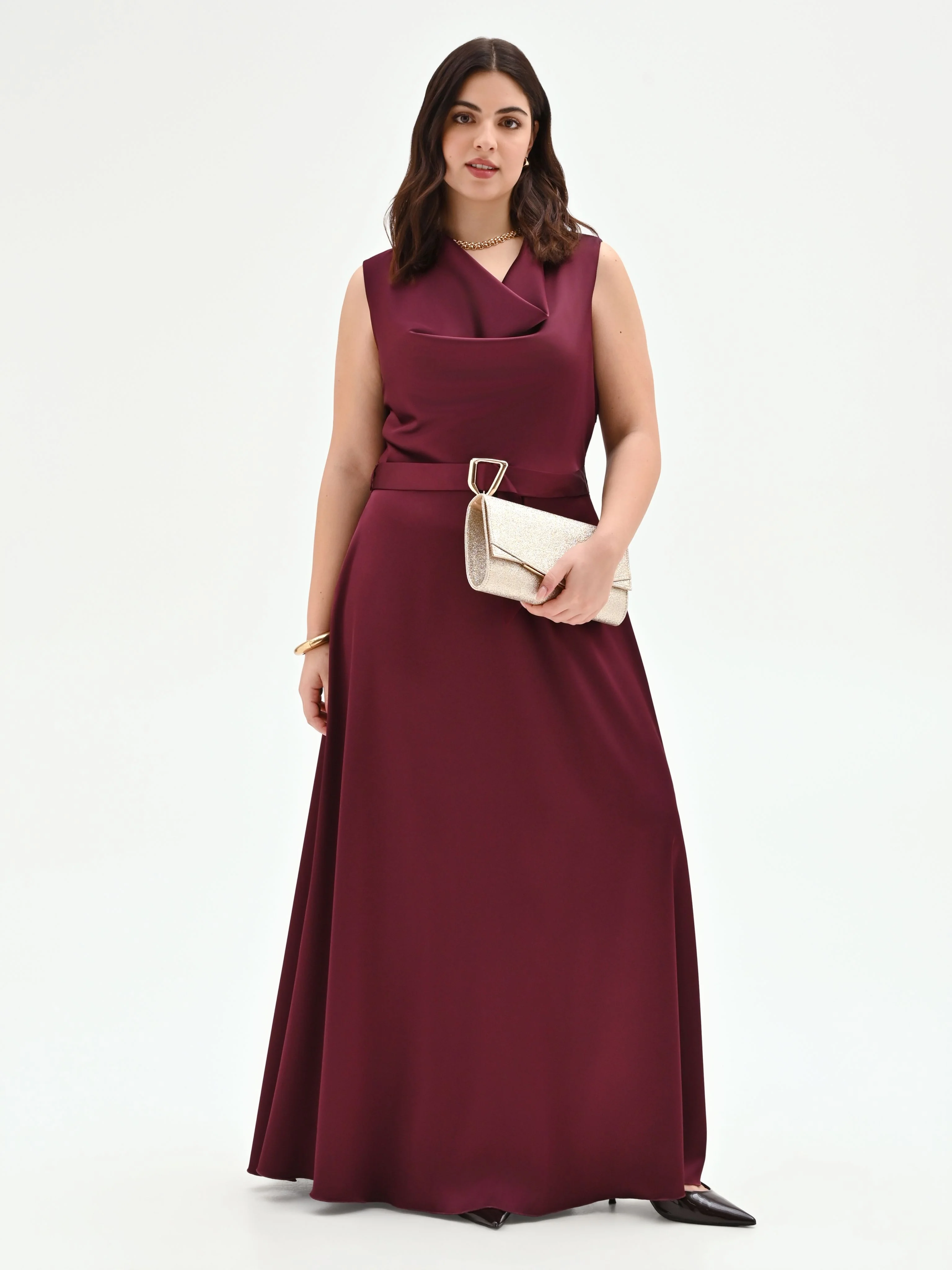 Abito lungo curvy bordeaux con scollo asimmetrico - Image 5