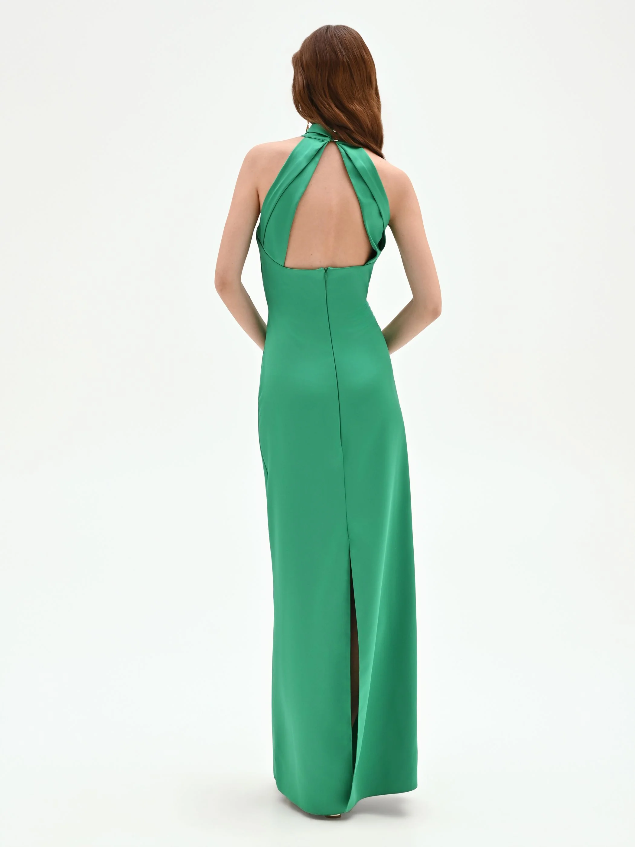 Abito lungo in raso verde con scollo halter - Image 4