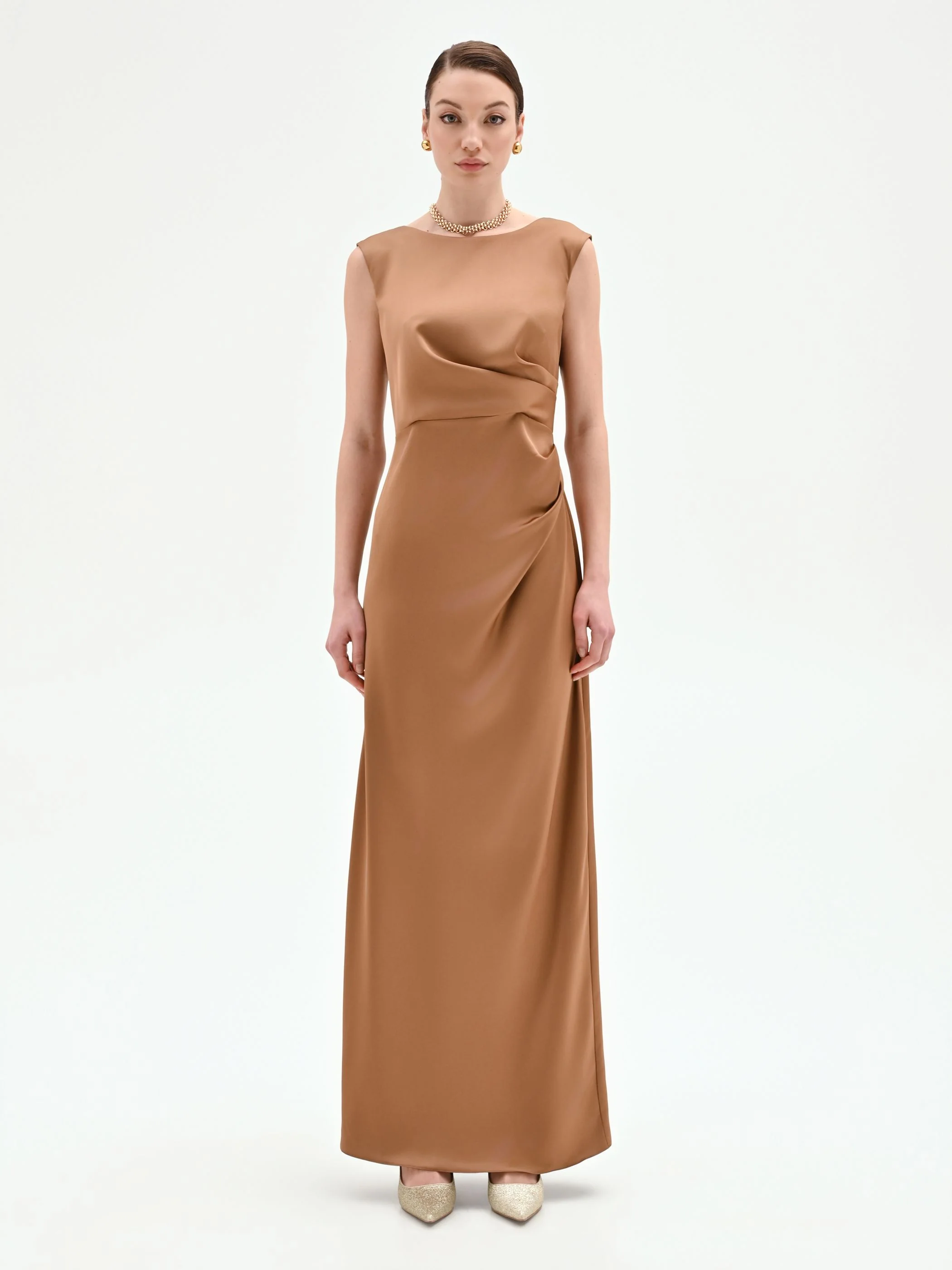 Abito lungo marrone bronzo con drappeggio asimmetrico - Image 2