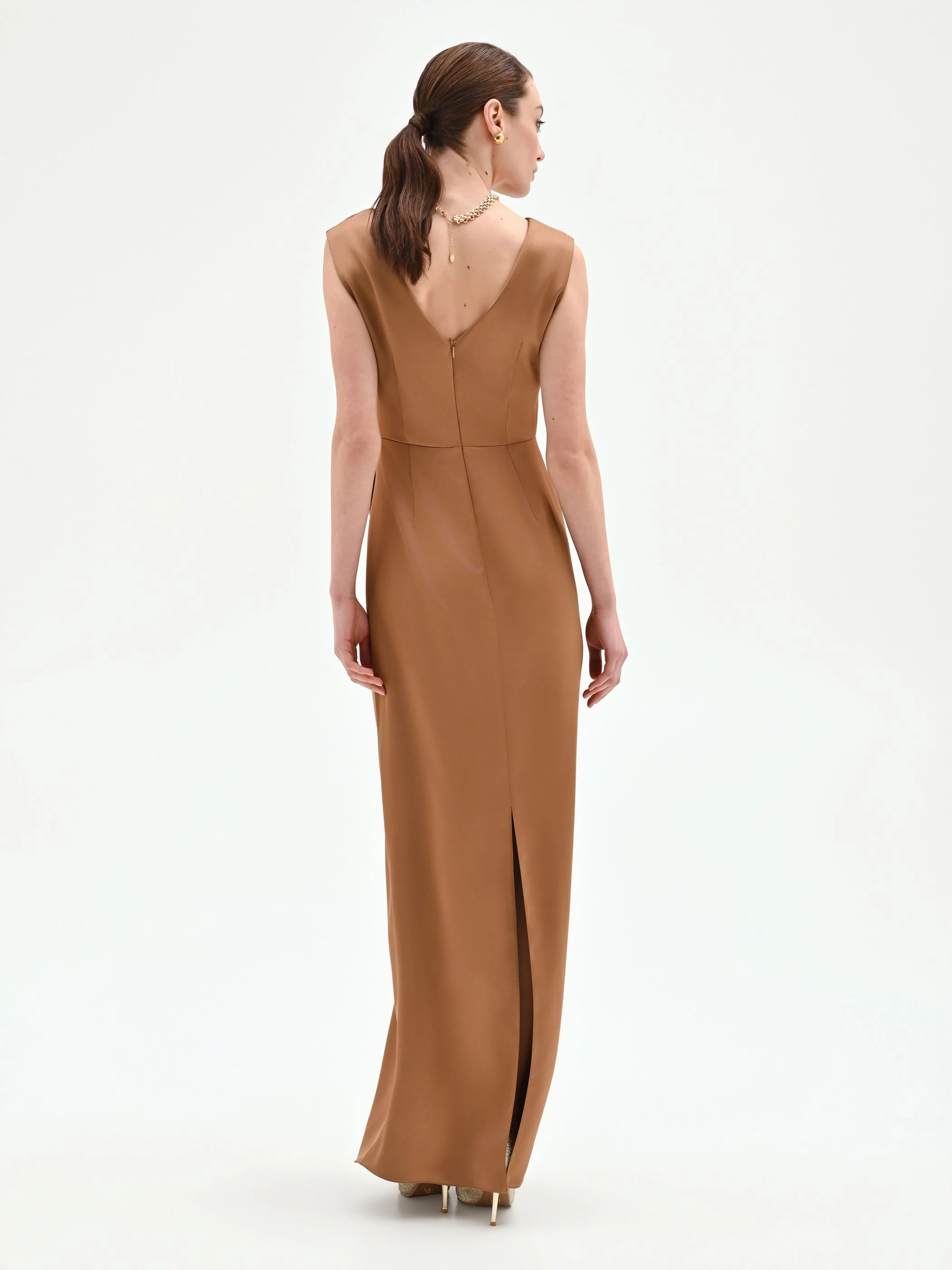 Abito lungo marrone bronzo con drappeggio asimmetrico - Image 3