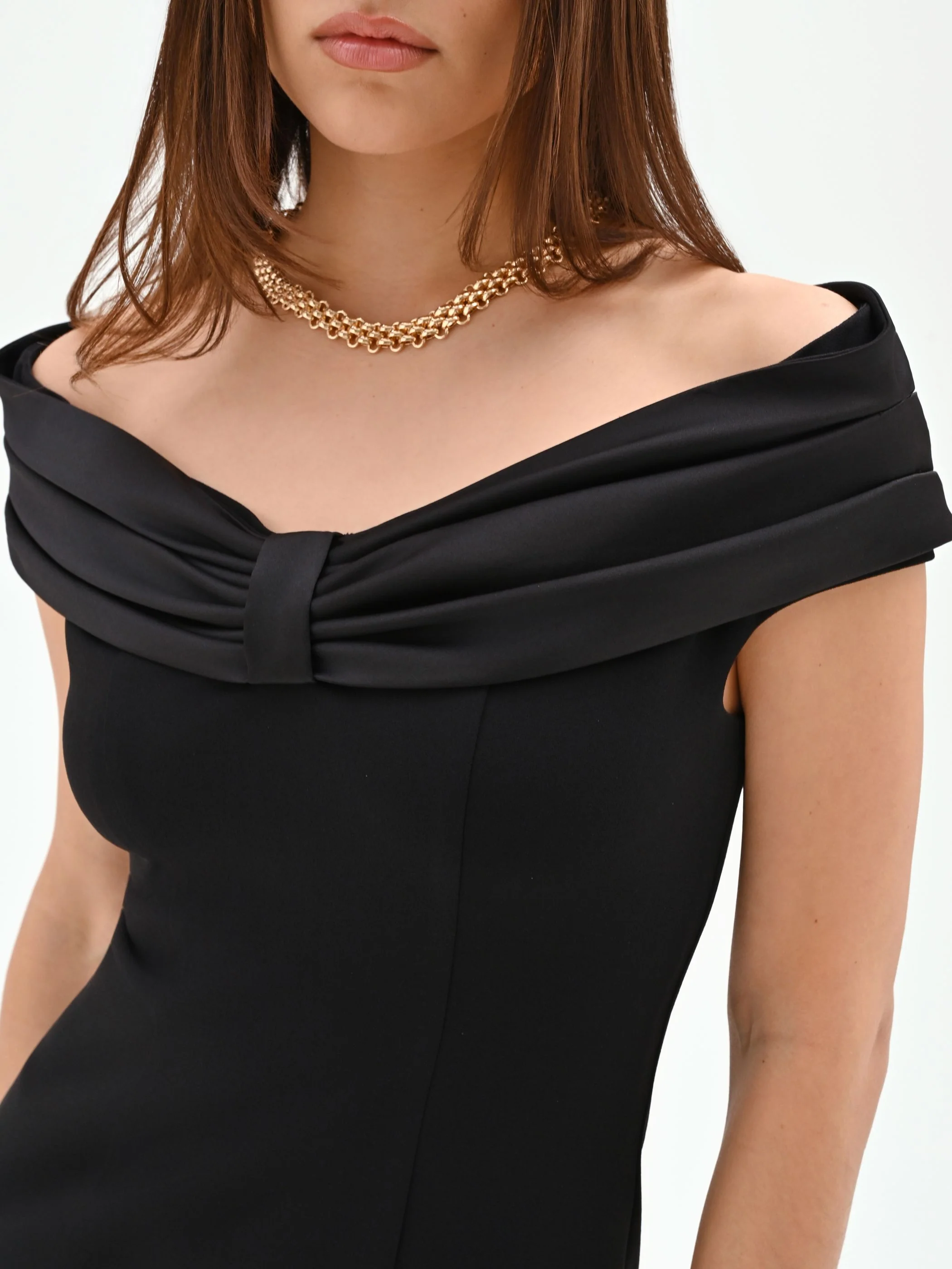 Abito lungo nero con scollo drappeggiato - Image 3