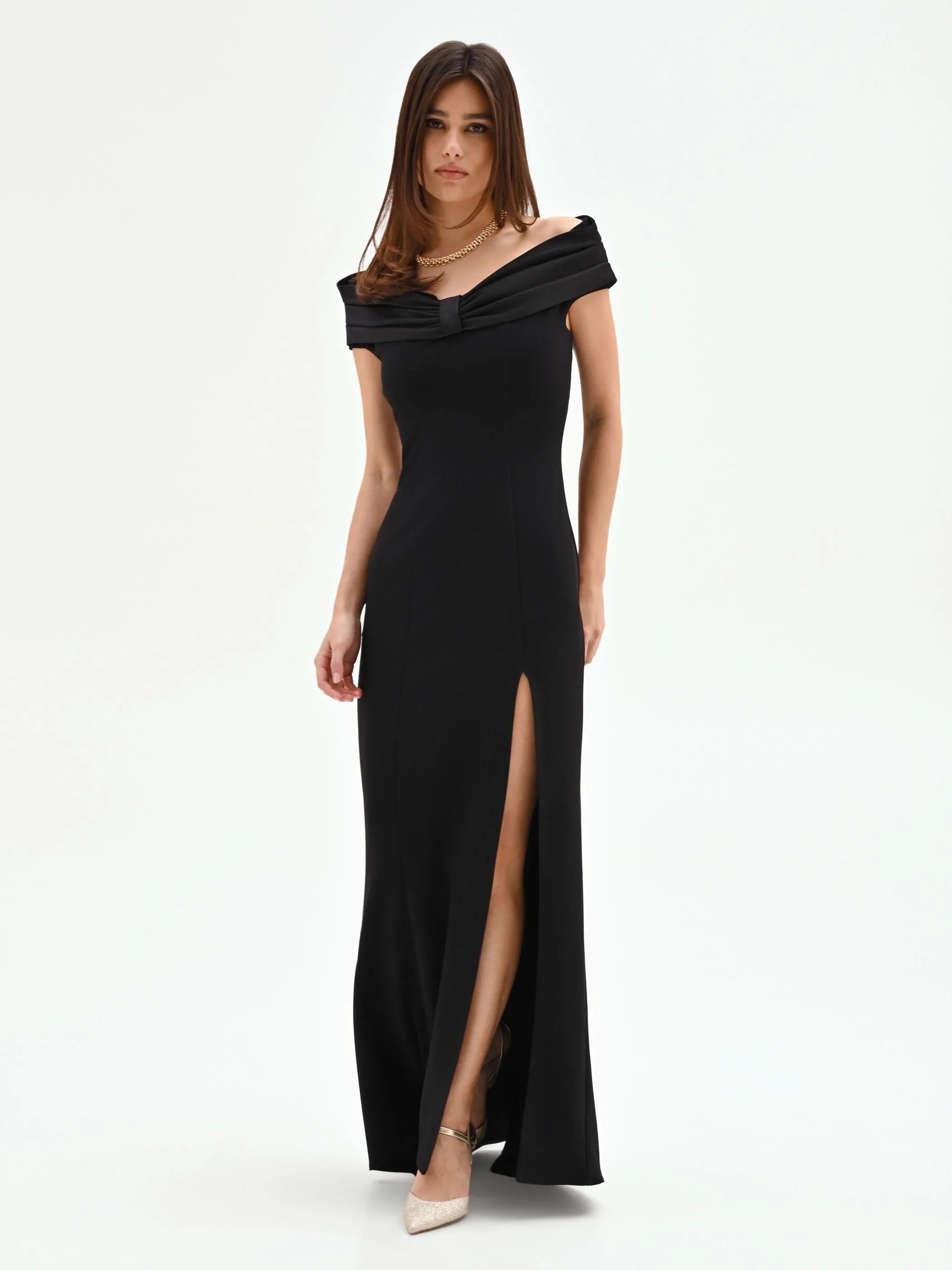 Abito lungo nero con scollo drappeggiato - Image 4