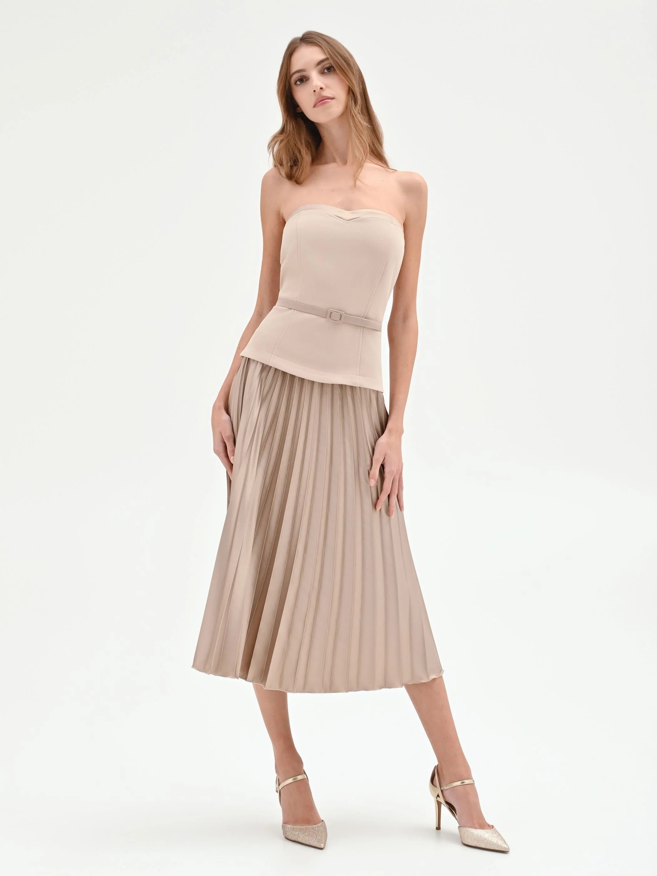 Abito tortora con top bustier e gonna plissé - Image 4