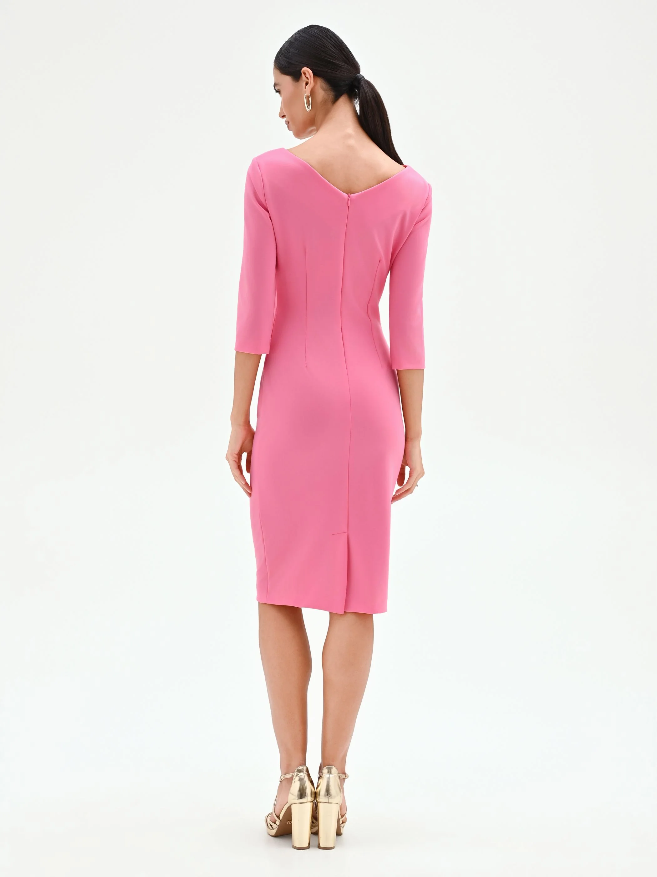 Abito tubino rosa con drappeggio asimmetrico - Image 2