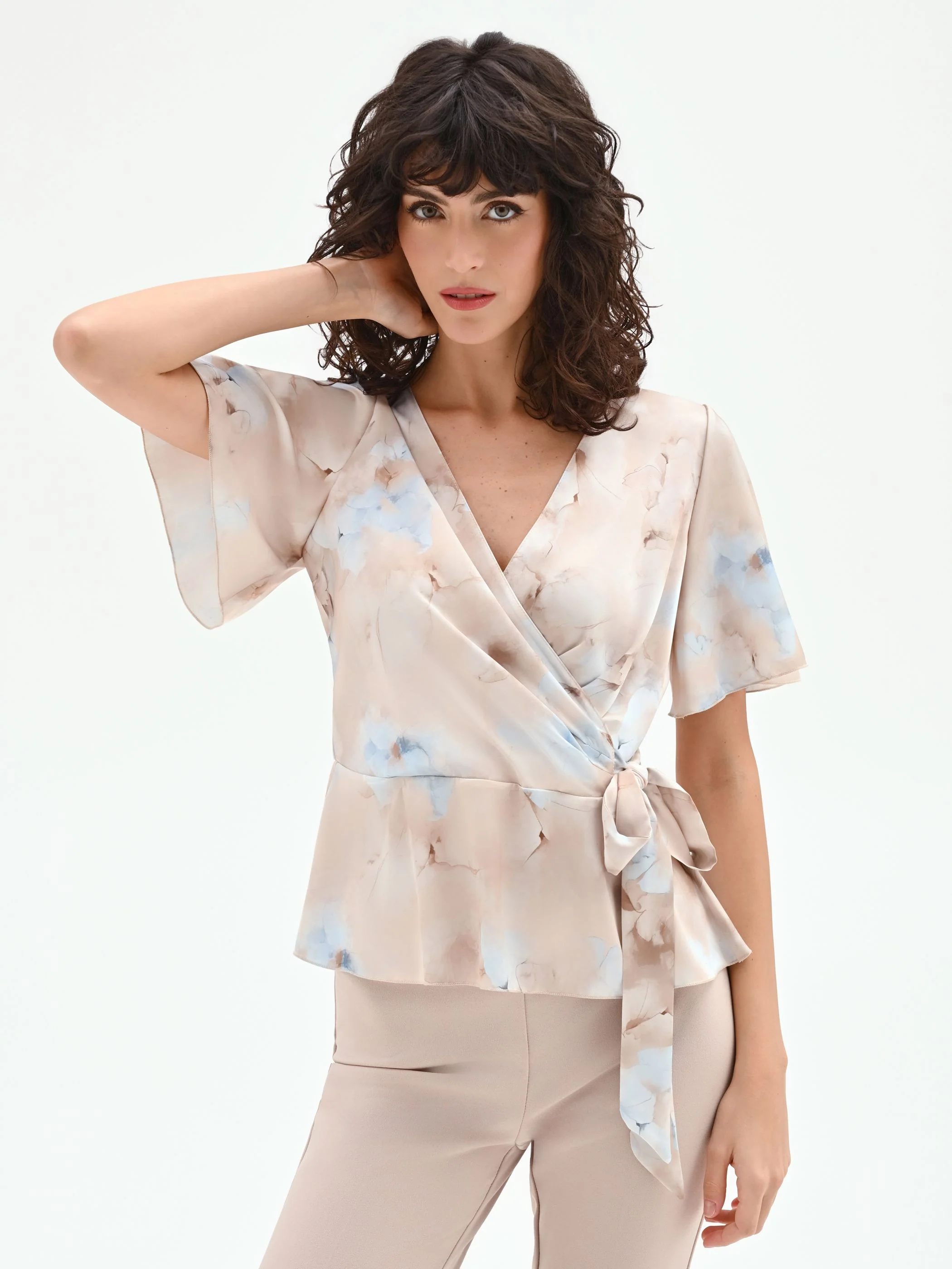Blusa a portafoglio azzurra con stampa effetto acquerello - Image 4