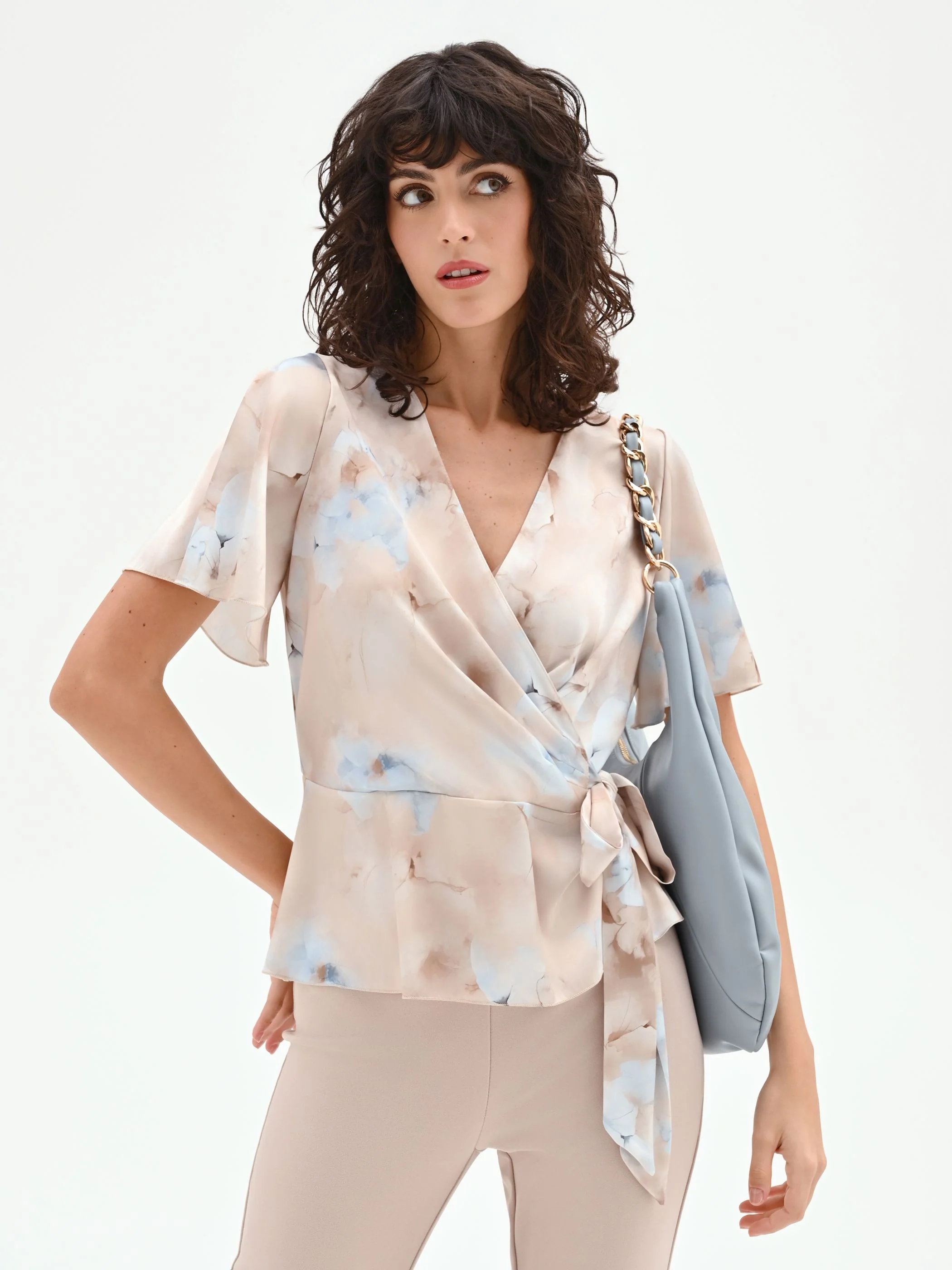 Blusa a portafoglio azzurra con stampa effetto acquerello - Image 6