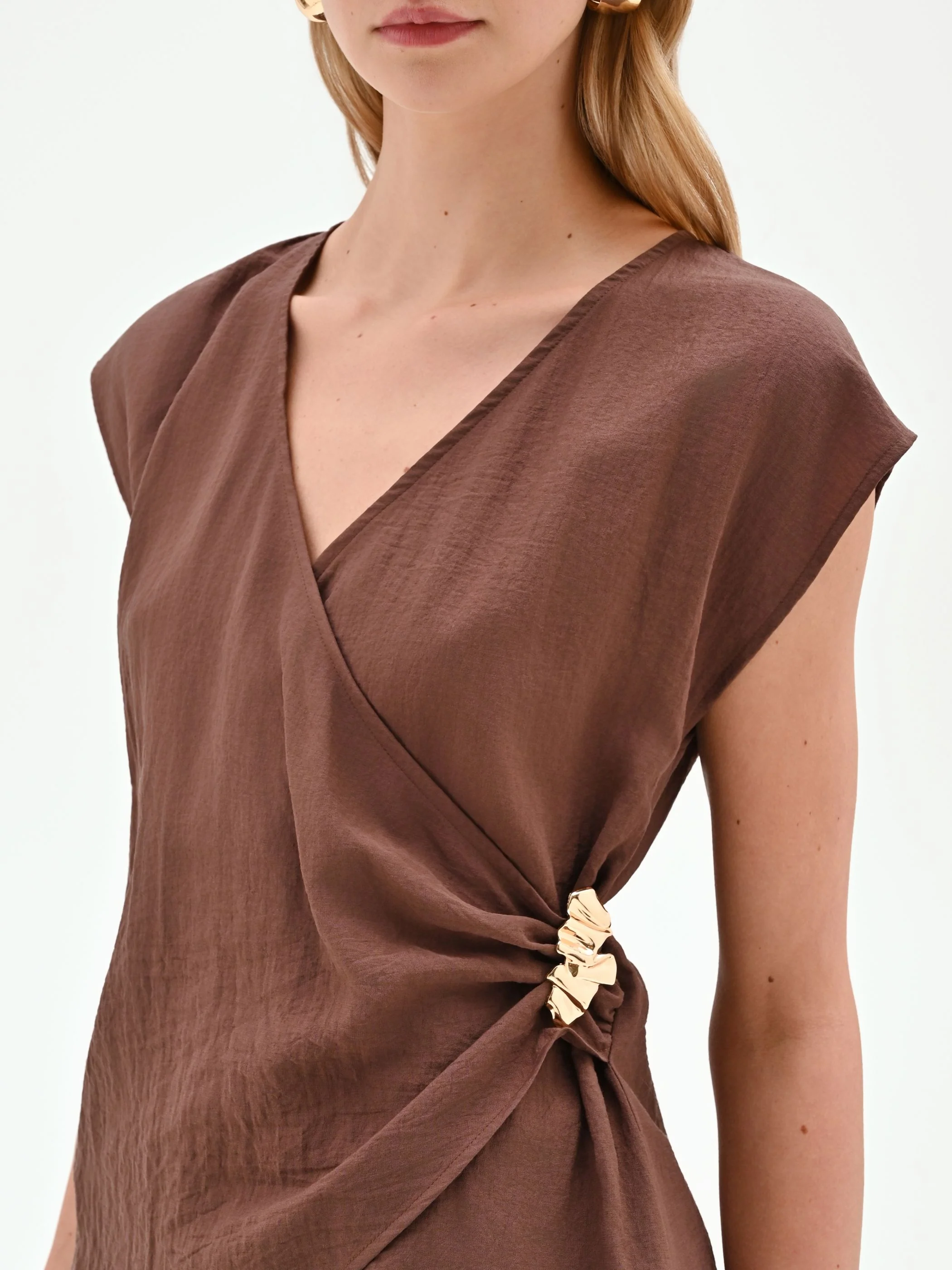 Blusa a portafoglio color cioccolato in viscosa - Image 3