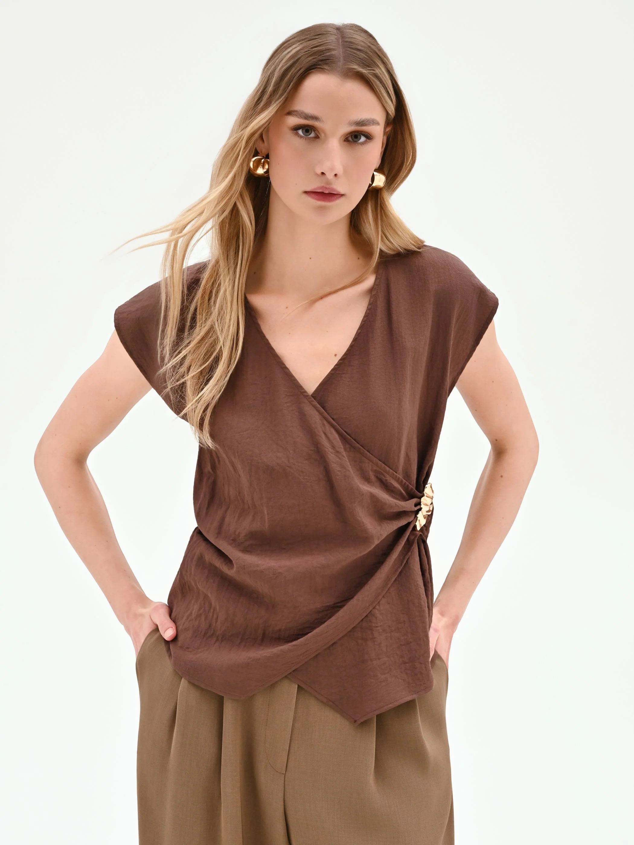 Blusa a portafoglio color cioccolato in viscosa - Image 4