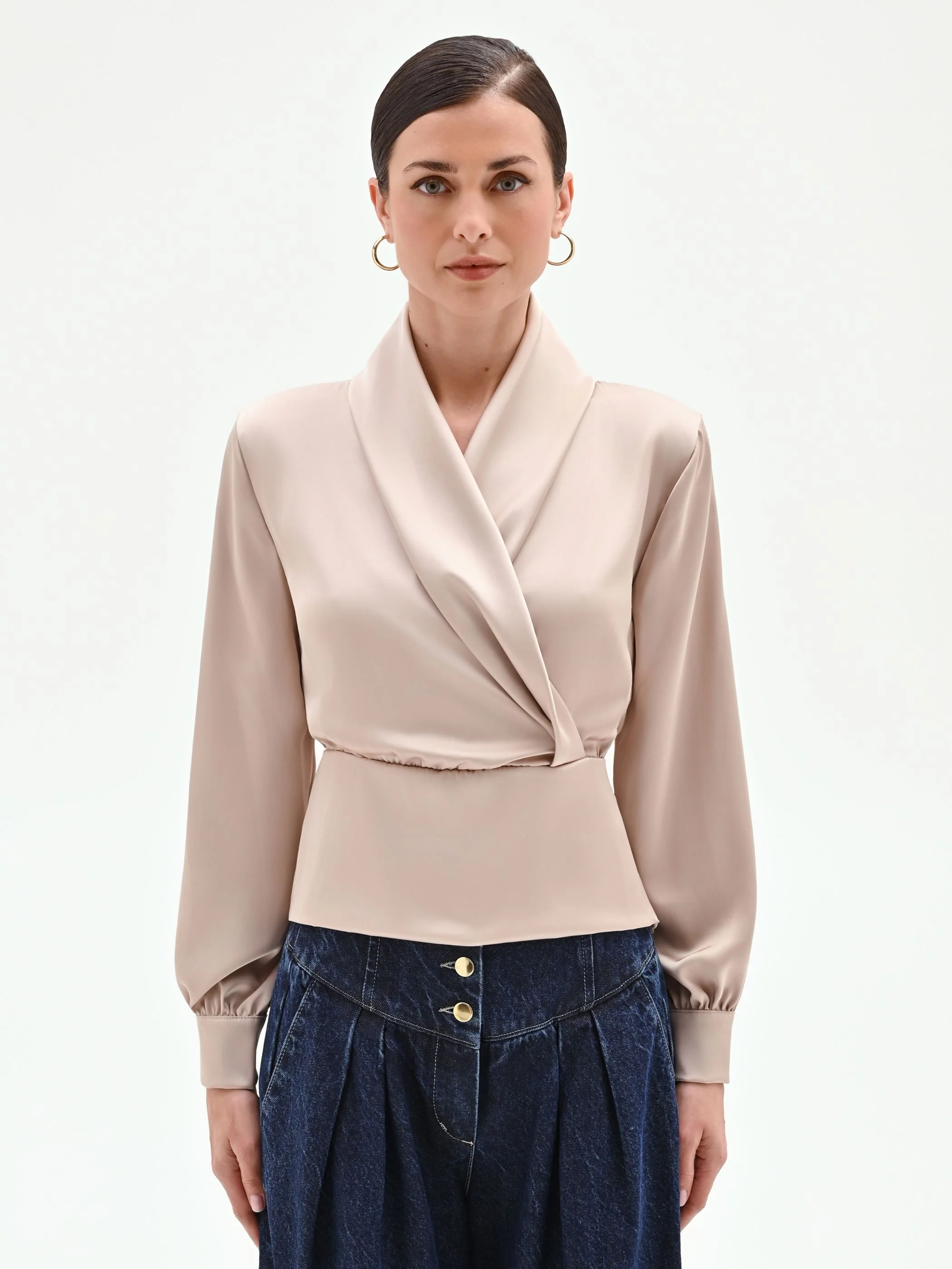Blusa a portafoglio in raso tortora beige - Image 2