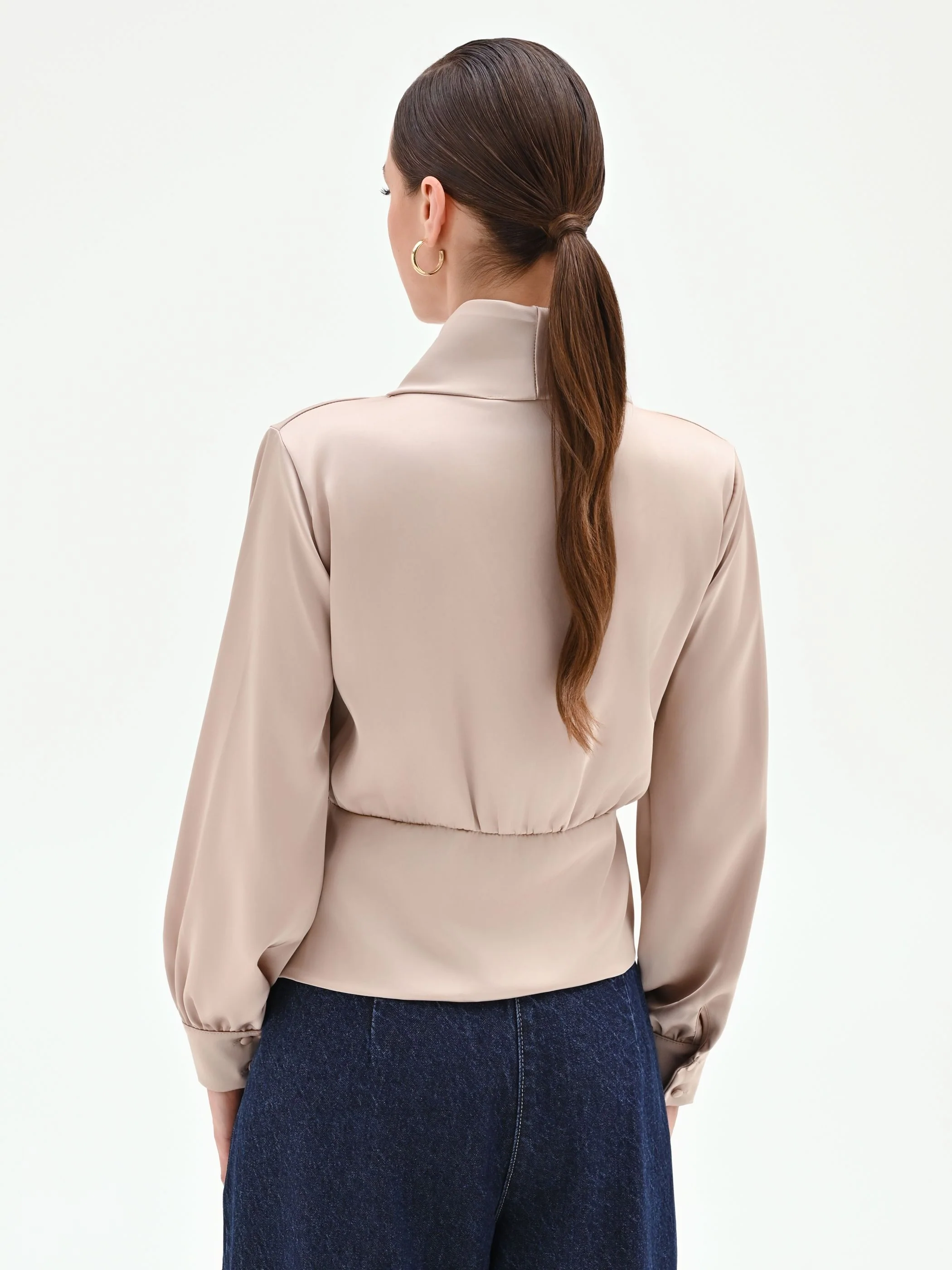 Blusa a portafoglio in raso tortora beige - Image 3