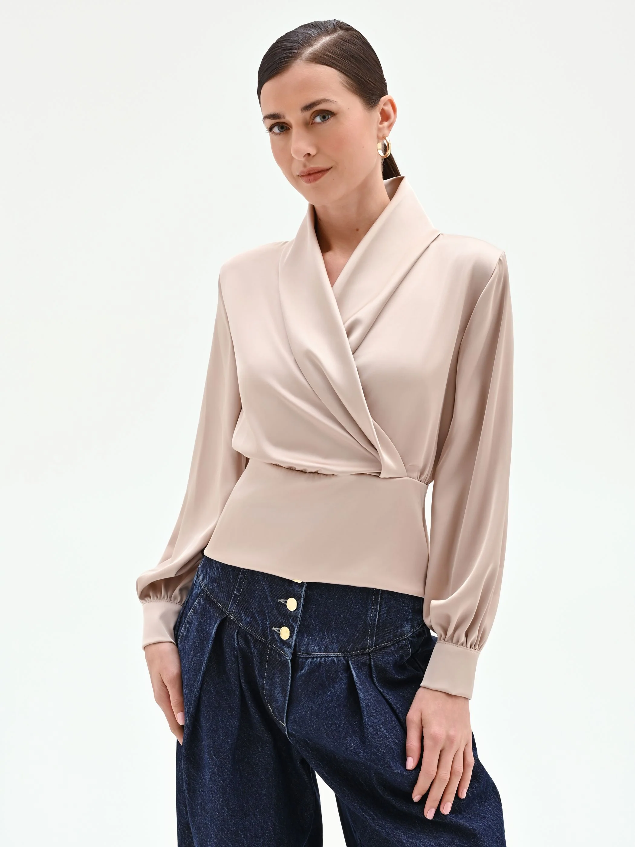 Blusa a portafoglio in raso tortora beige - Image 5