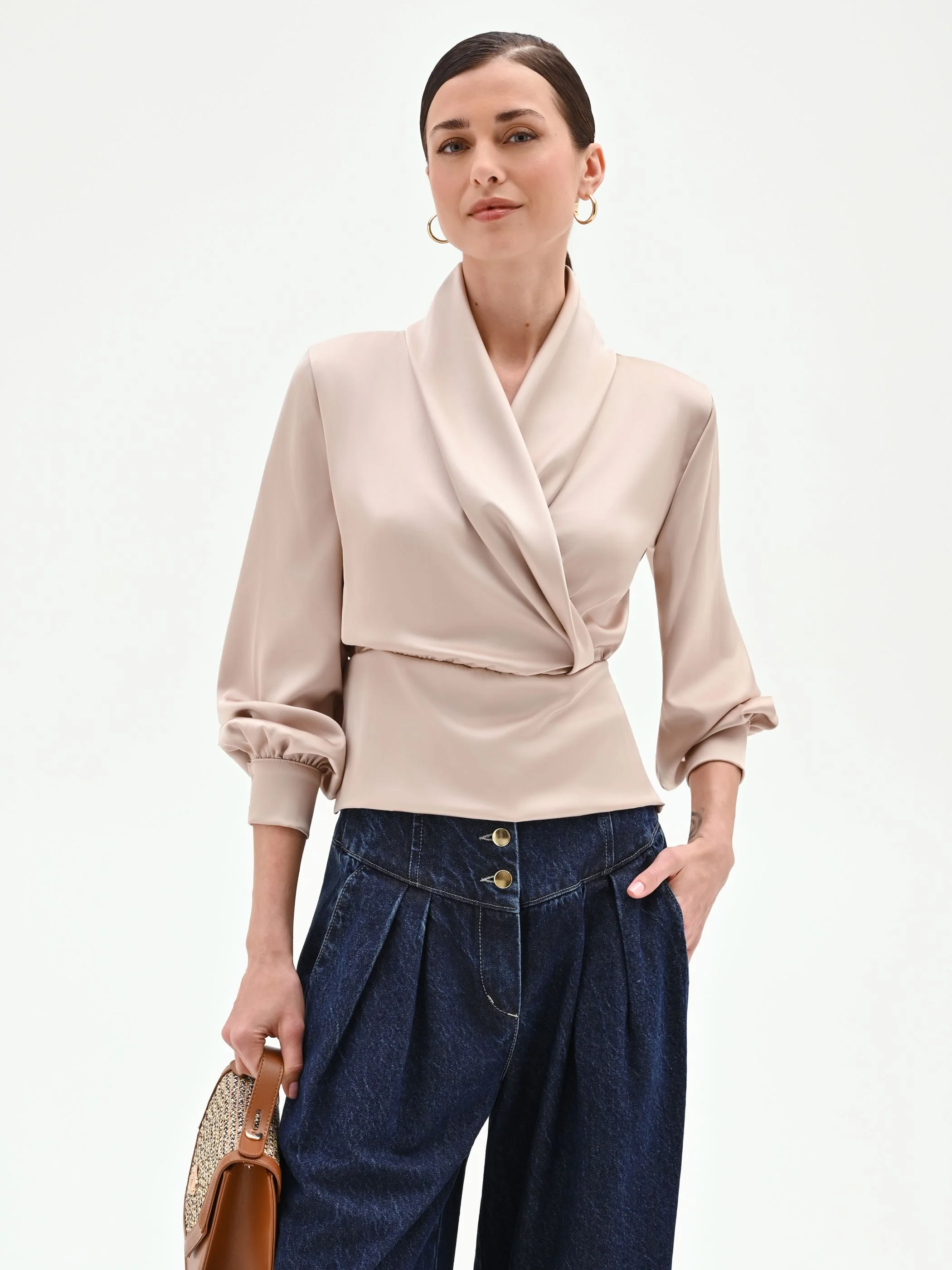 Blusa a portafoglio in raso tortora beige - Image 7