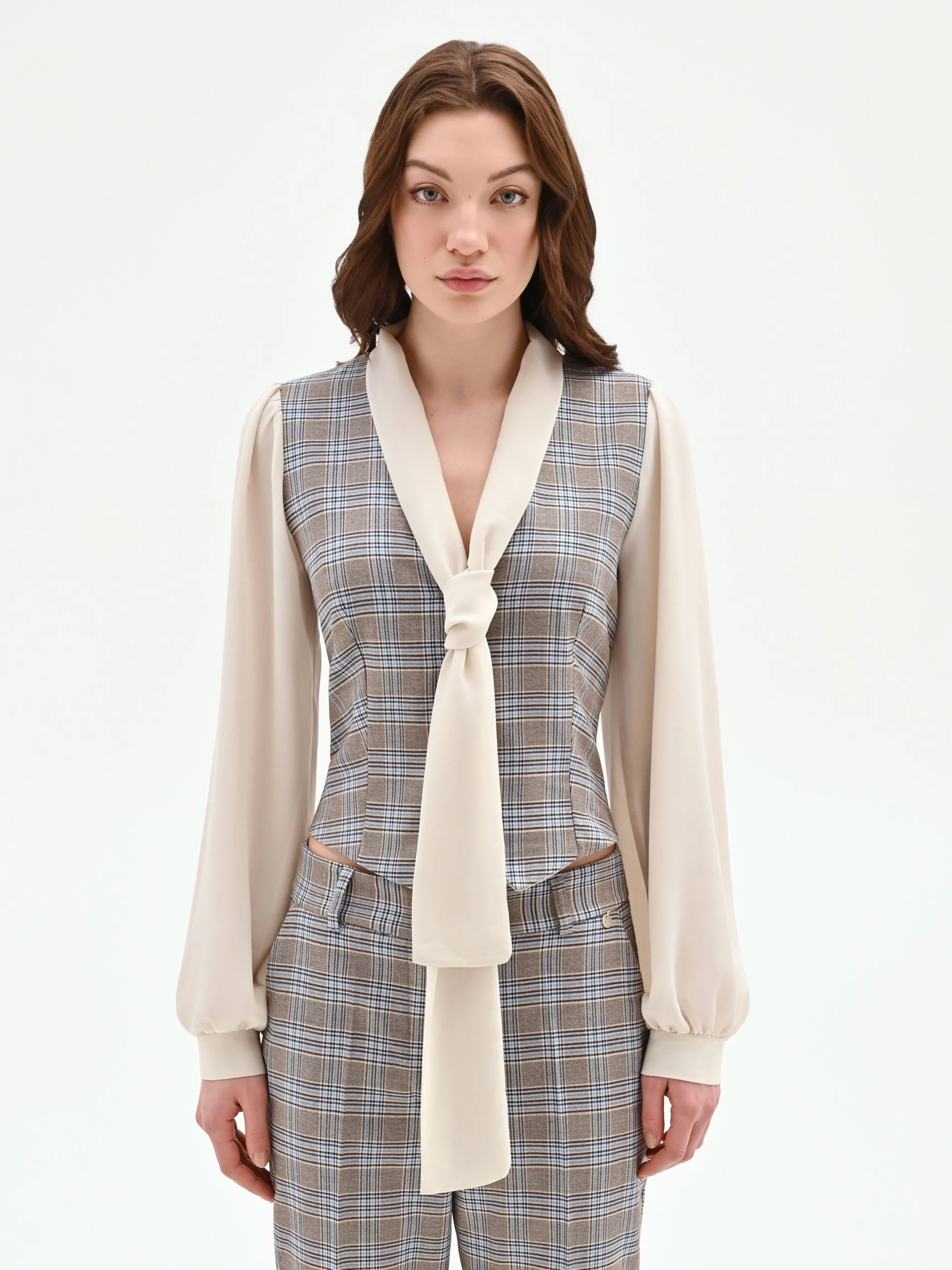 Blusa azzurra check con gilet e collo lavallière - Image 2
