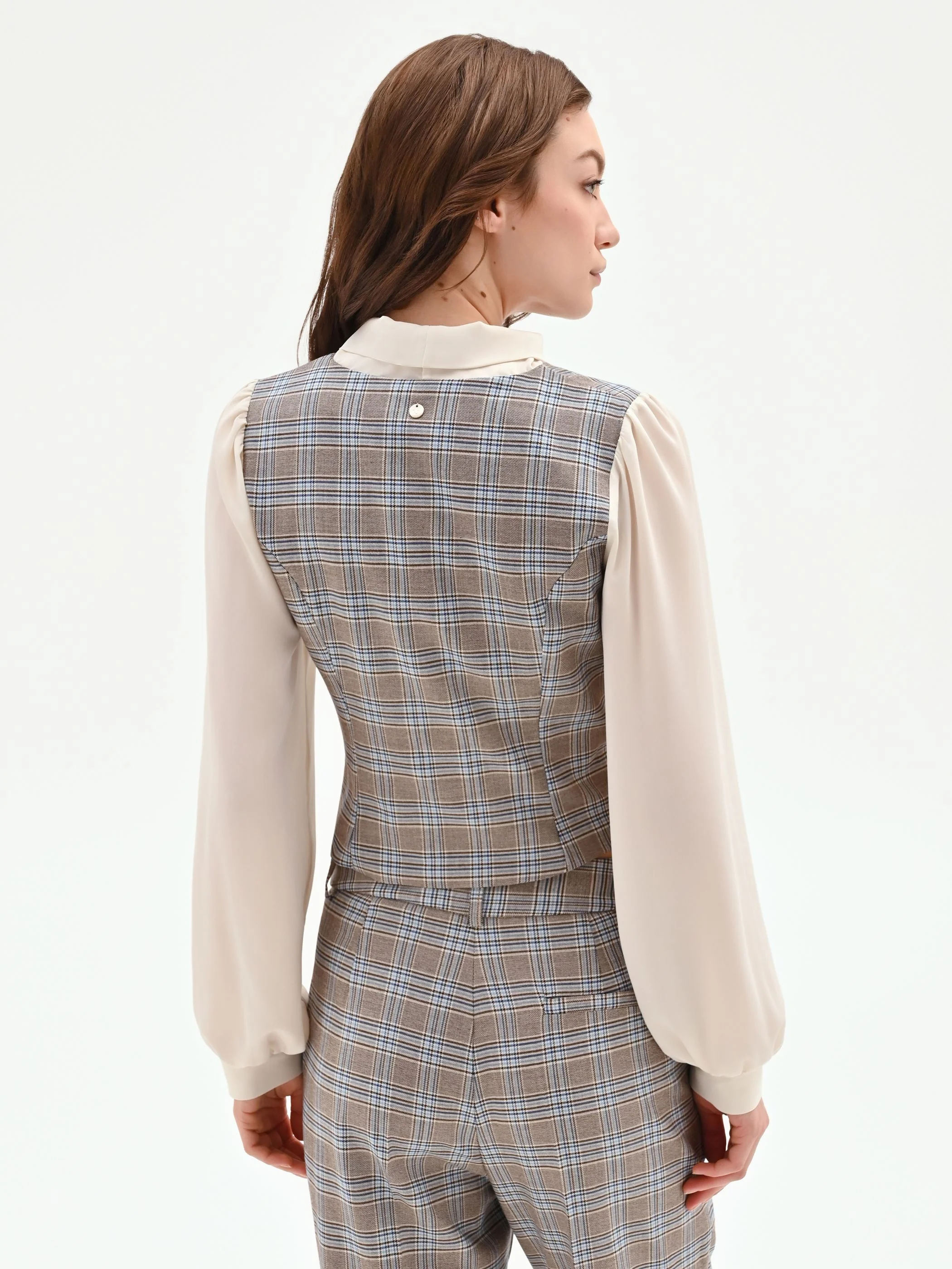 Blusa azzurra check con gilet e collo lavallière - Image 3