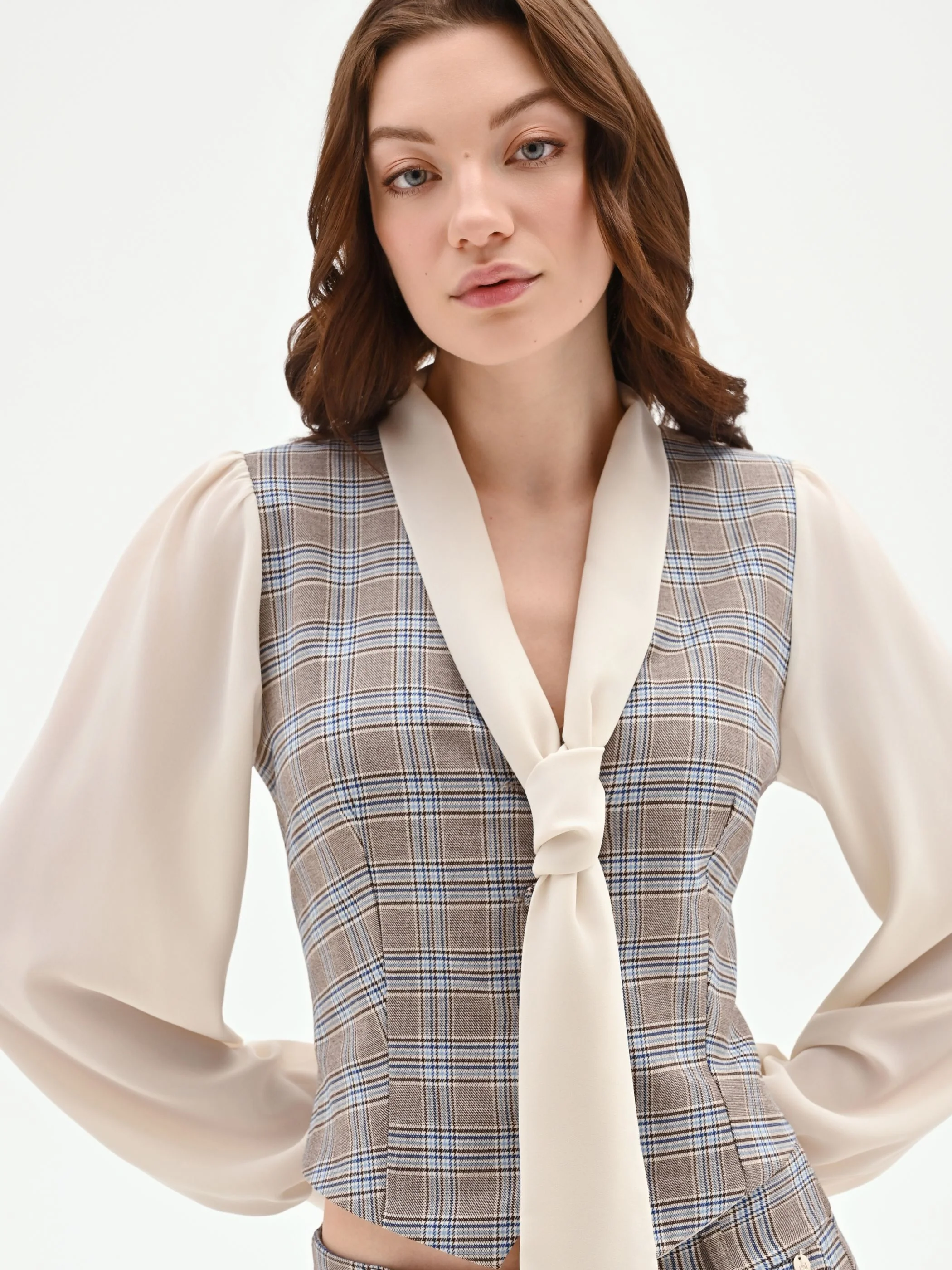 Blusa azzurra check con gilet e collo lavallière - Image 4