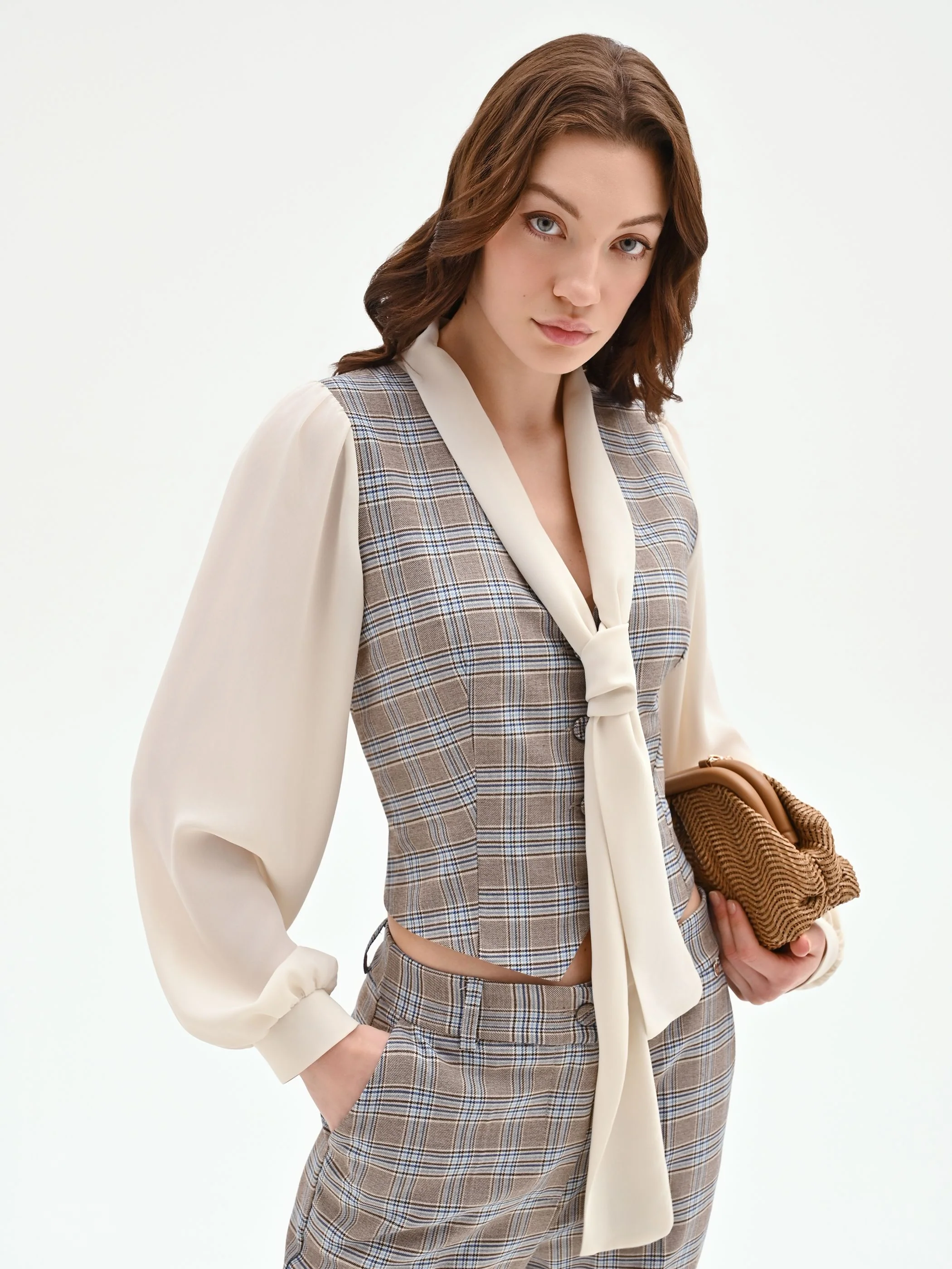 Blusa azzurra check con gilet e collo lavallière - Image 7