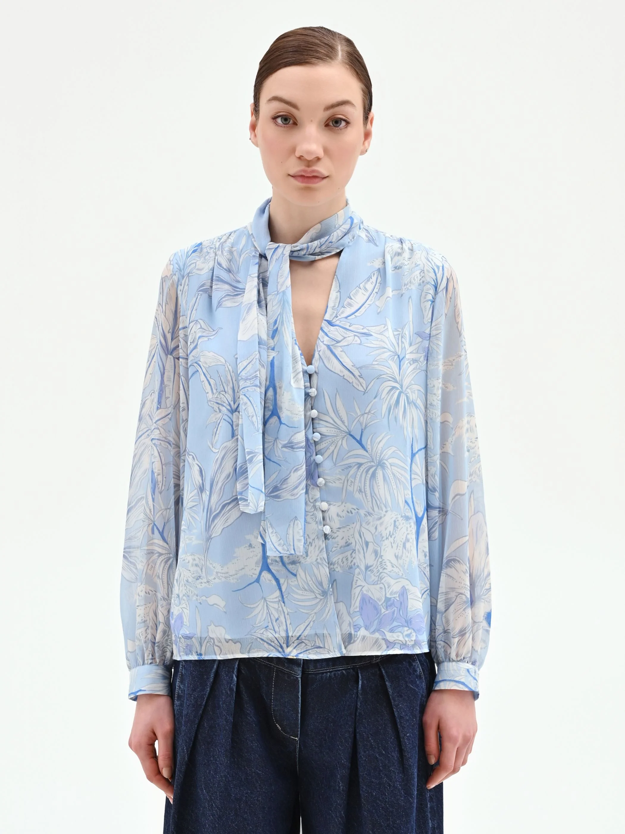 Blusa azzurra in raso con stampa foliage - Image 2
