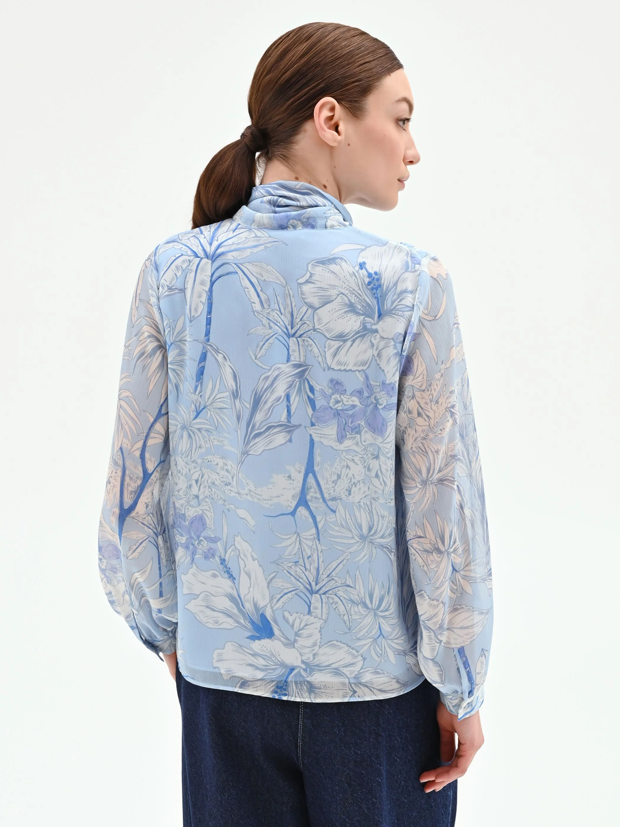 Blusa azzurra in raso con stampa foliage - Image 3