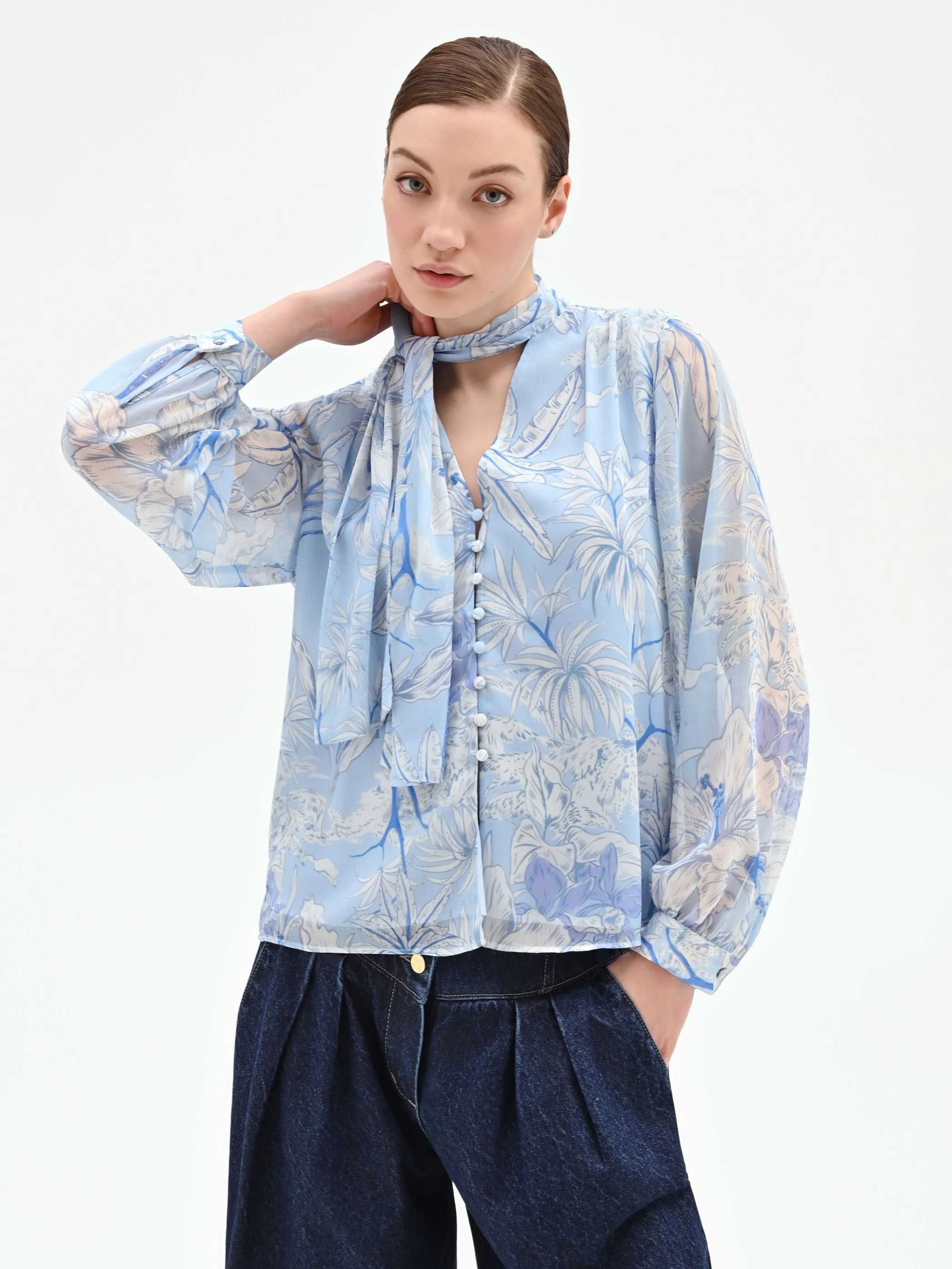Blusa azzurra in raso con stampa foliage - Image 5