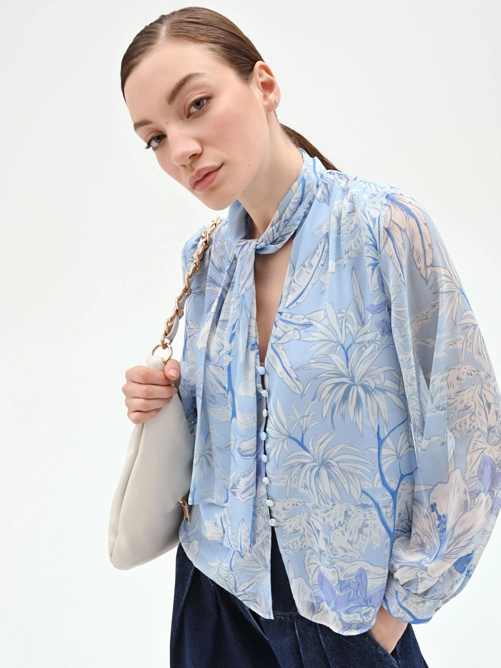 Blusa azzurra in raso con stampa foliage - Image 6