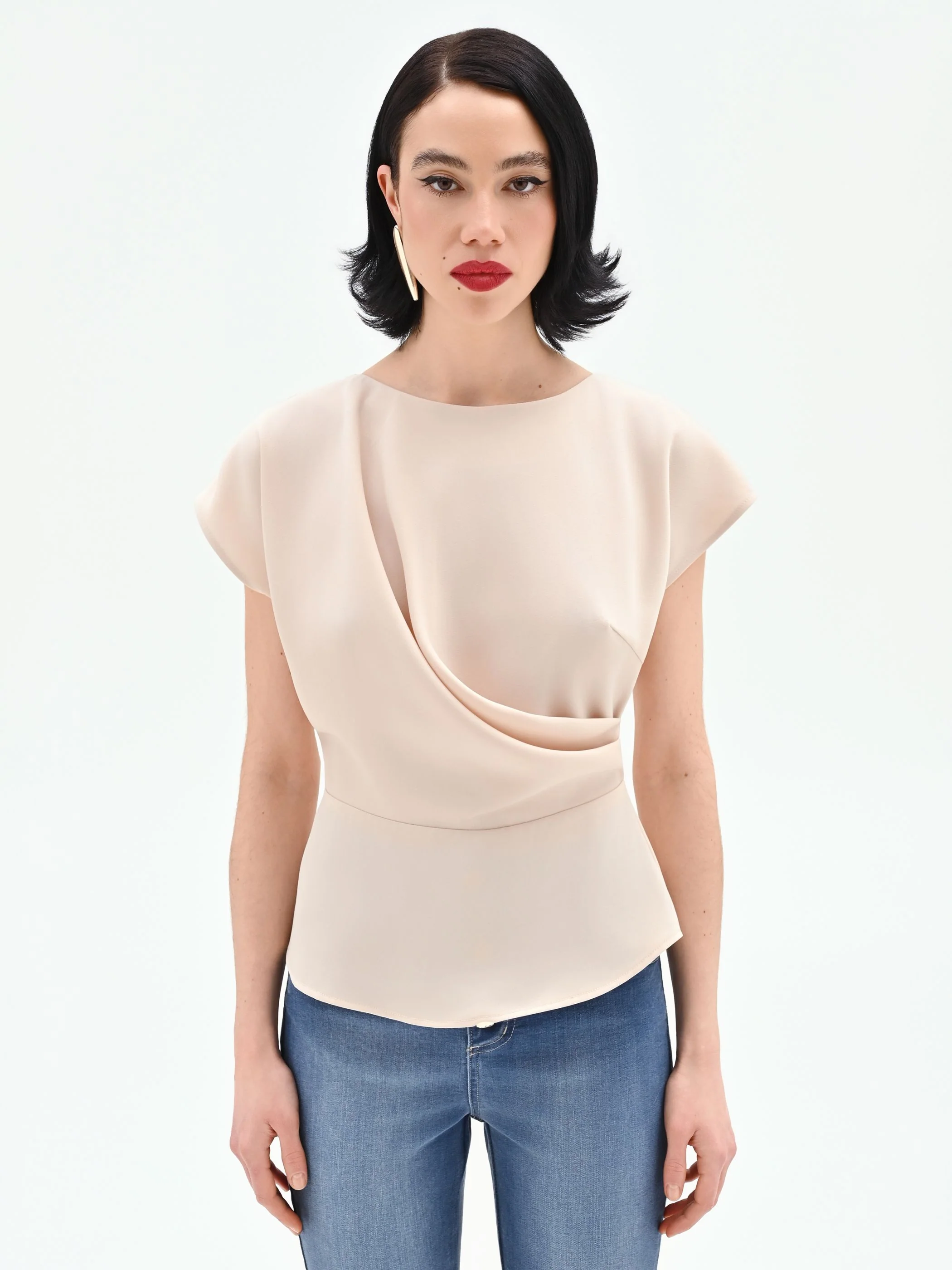 Blusa beige chiaro con drappeggio asimmetrico - Image 2