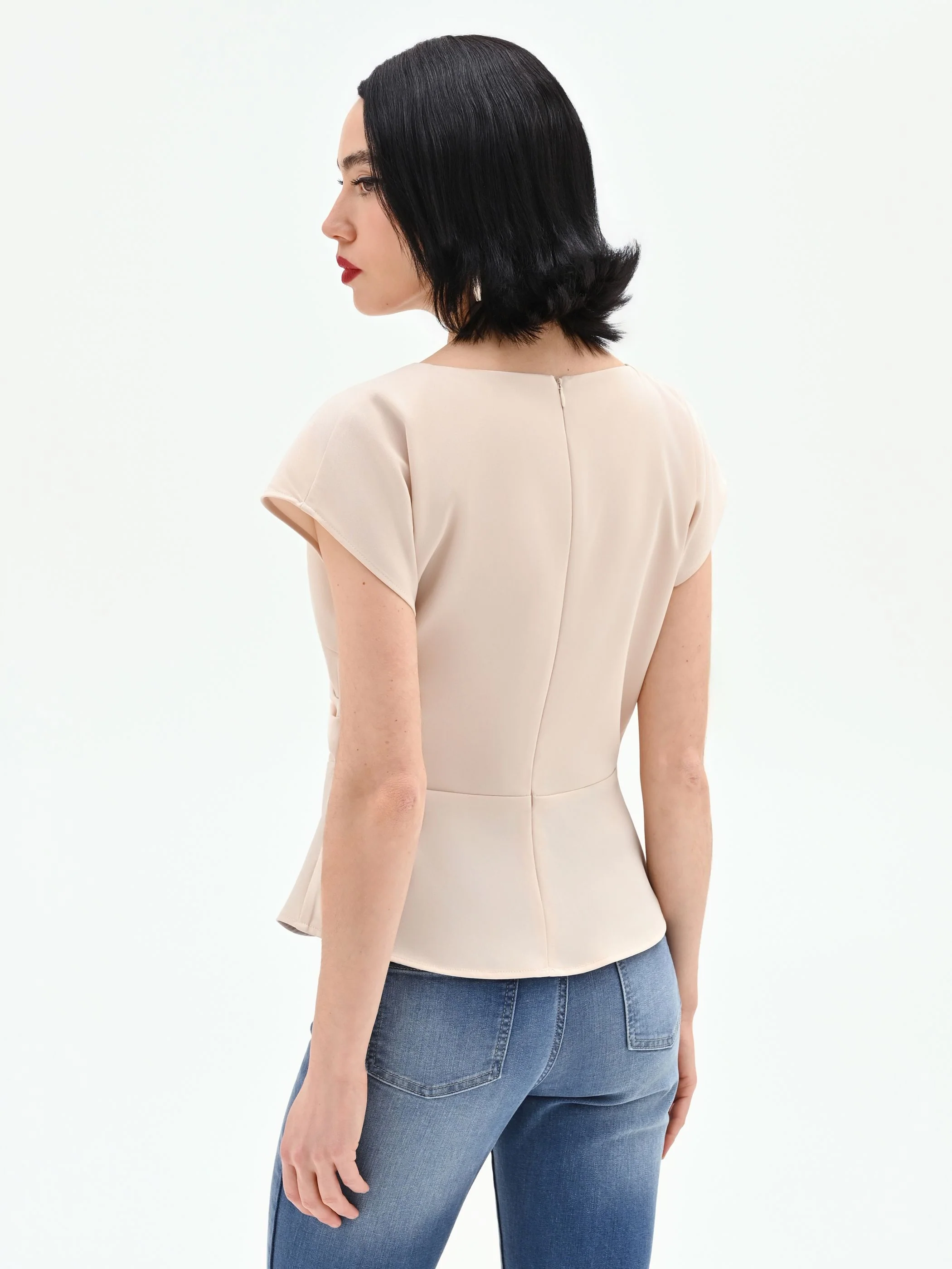 Blusa beige chiaro con drappeggio asimmetrico - Image 3