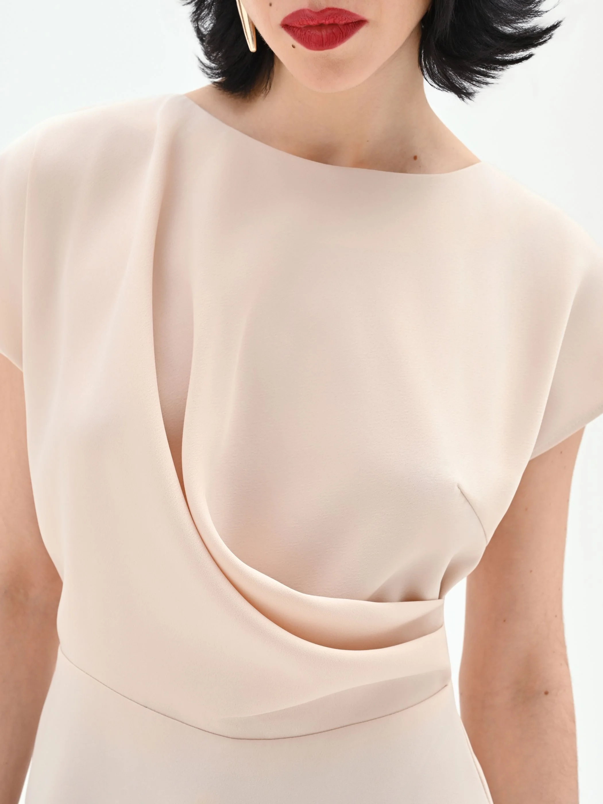 Blusa beige chiaro con drappeggio asimmetrico - Image 4