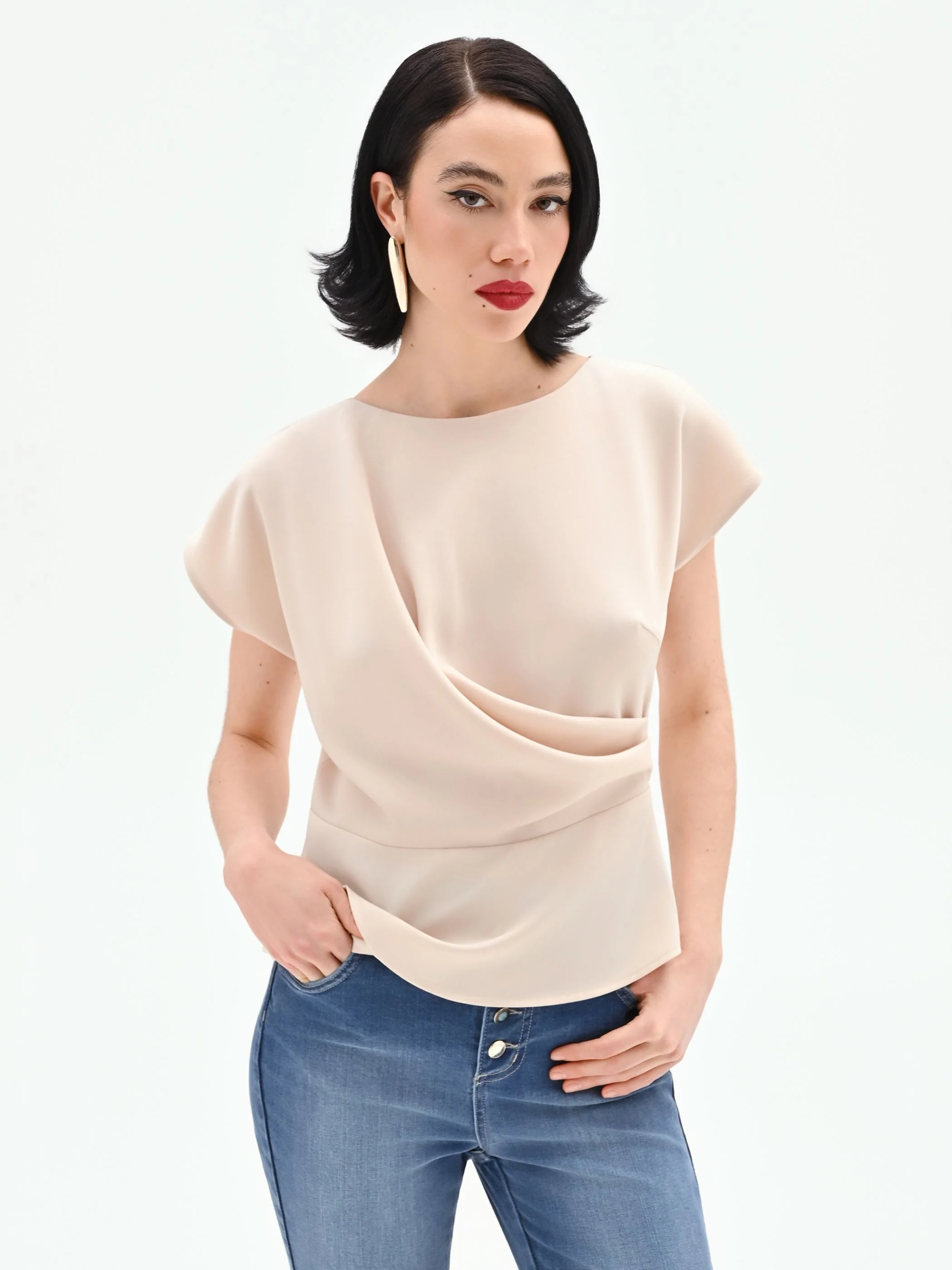 Blusa beige chiaro con drappeggio asimmetrico - Image 5