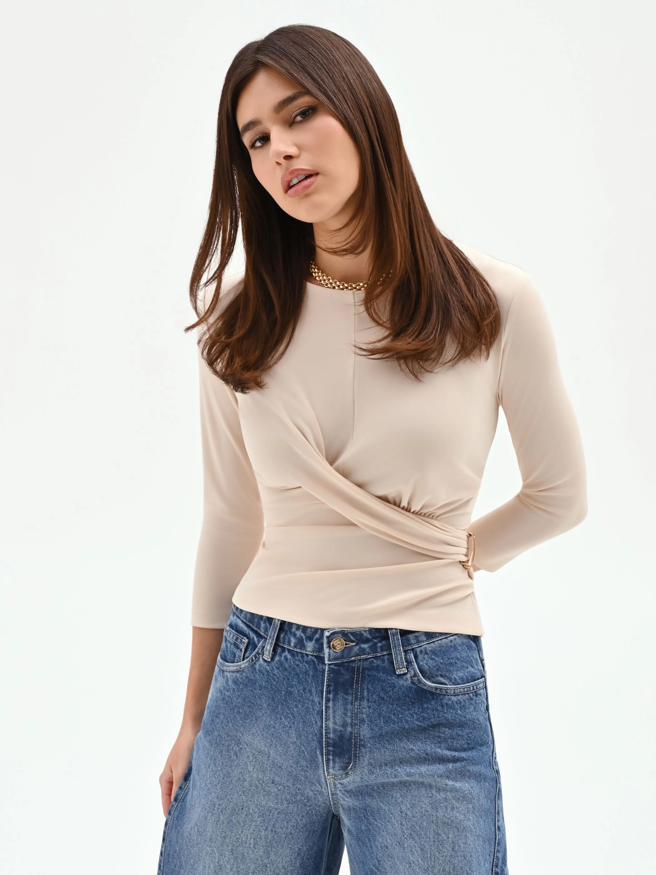 Blusa beige chiaro con drappeggio laterale - Image 5