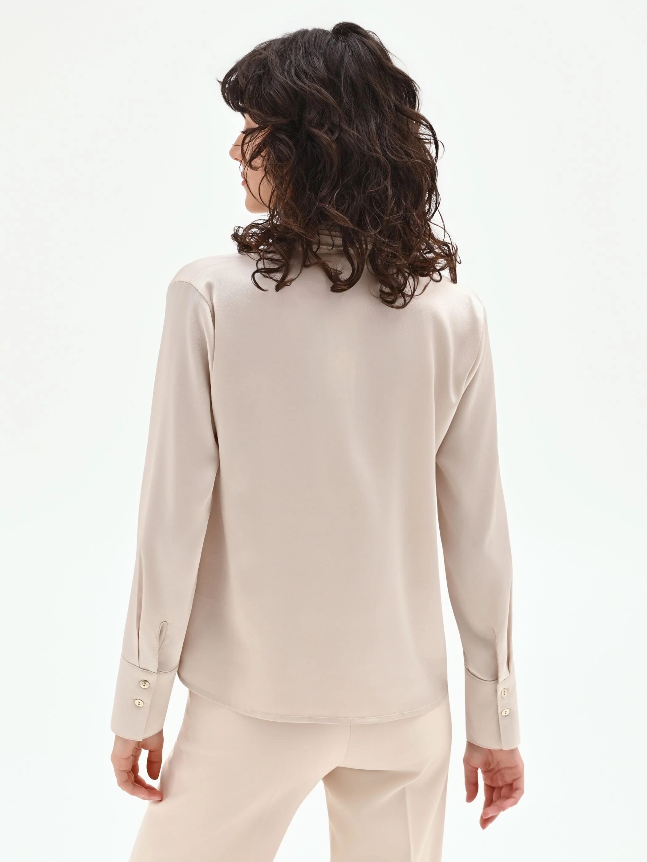 Blusa beige chiaro con foulard plissettato - Image 2