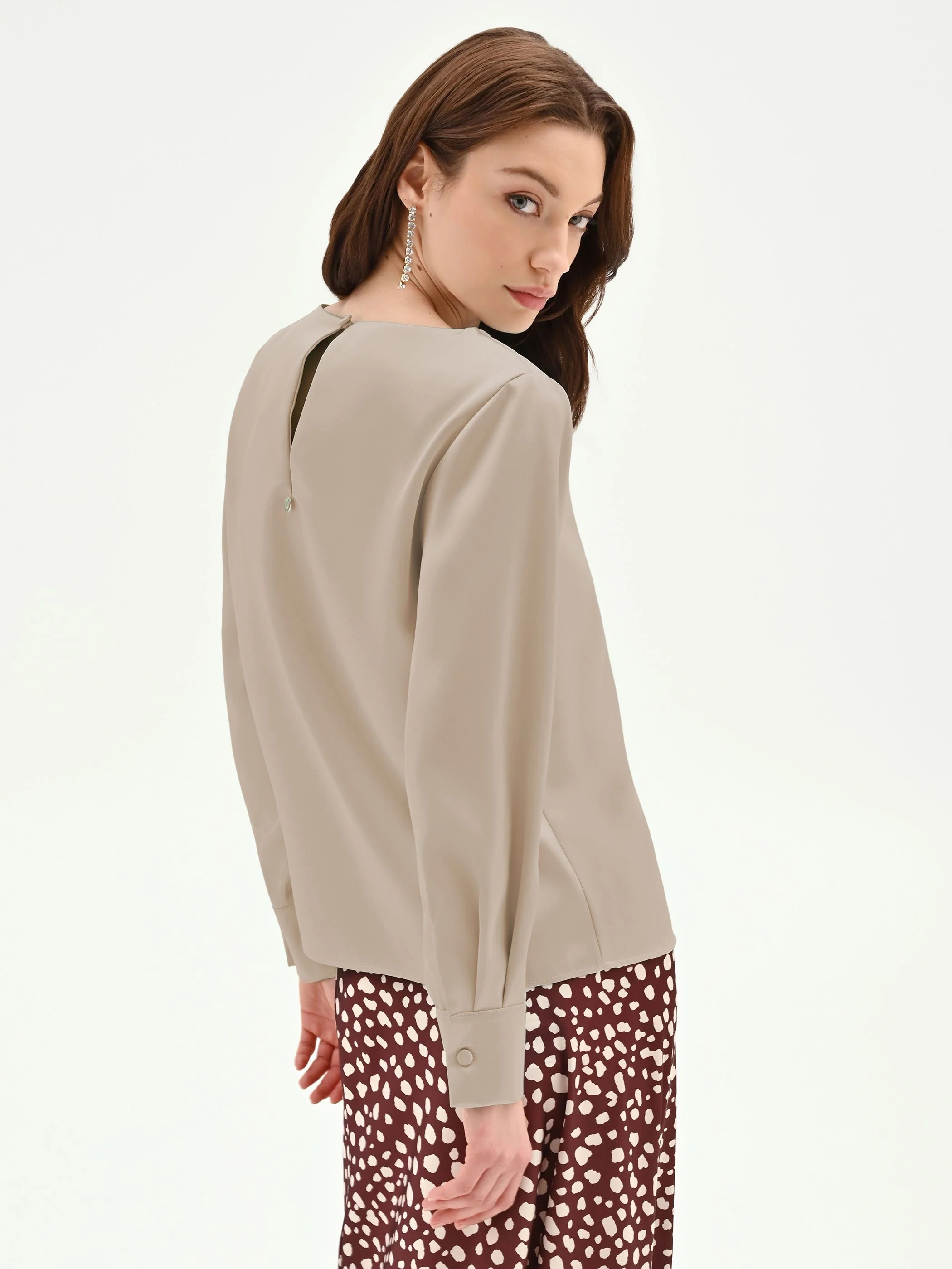 Blusa beige in raso con polsini - Image 3