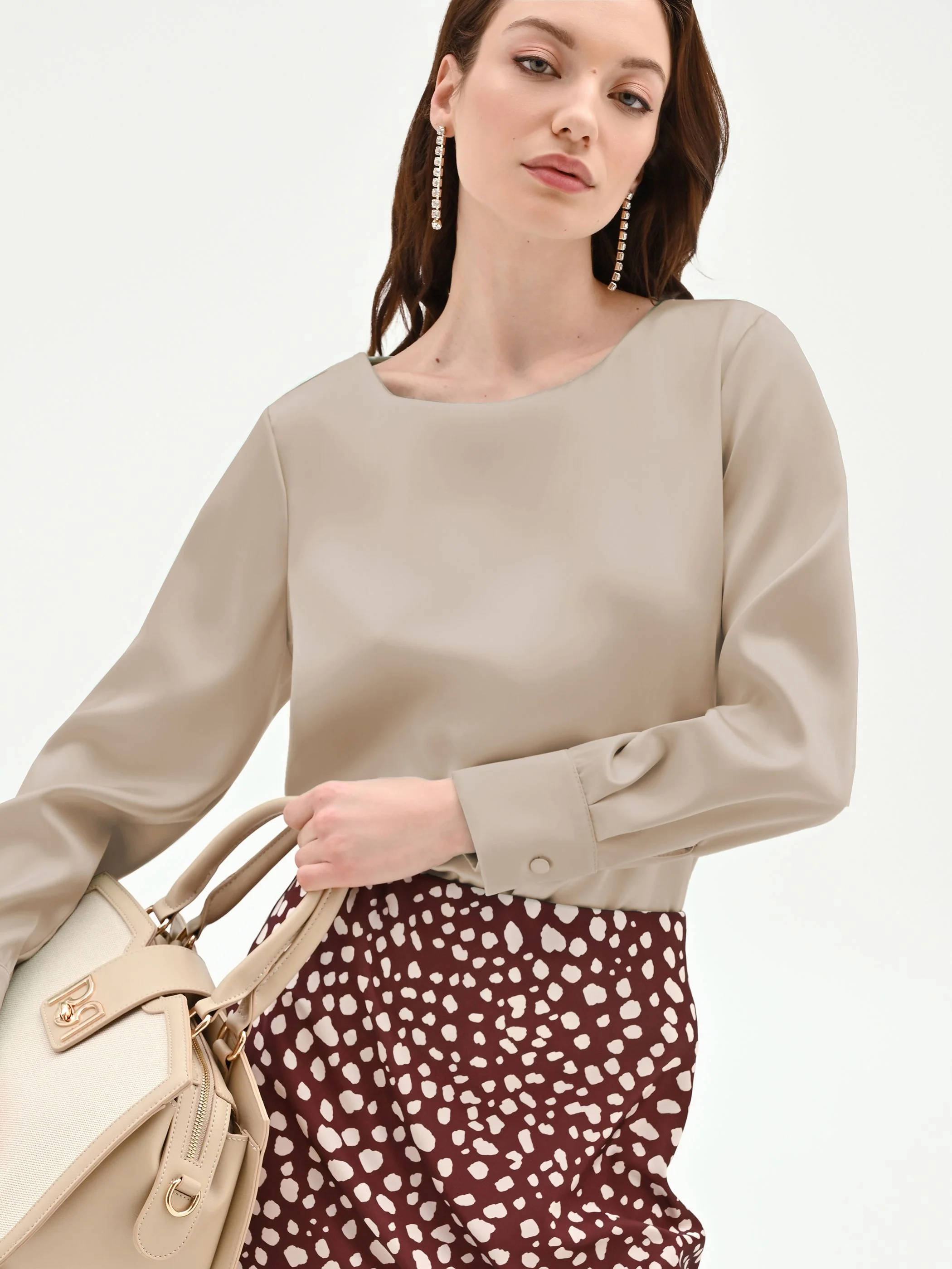 Blusa beige in raso con polsini - Image 6