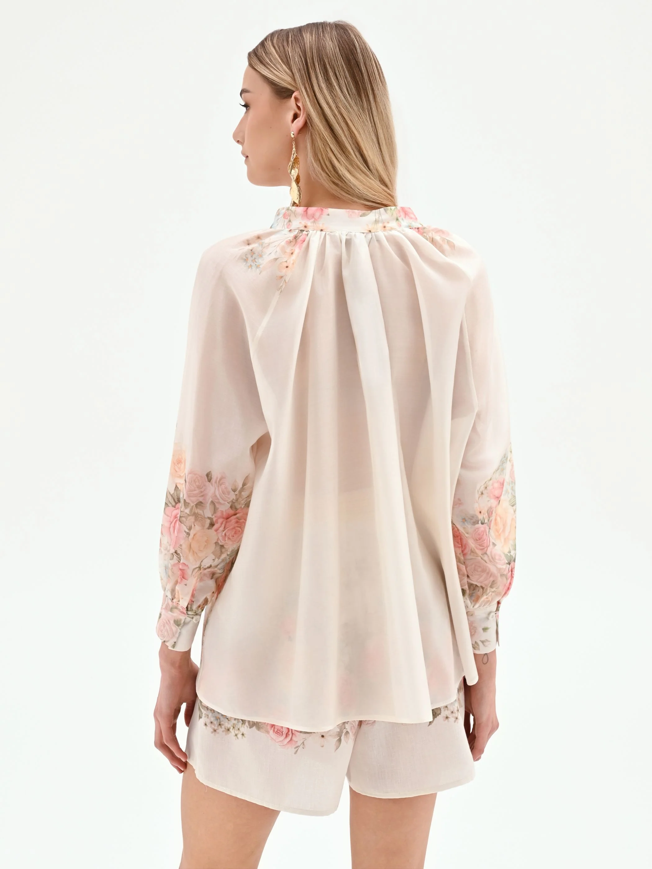 Blusa bianca con stampa floreale a rose - Image 2