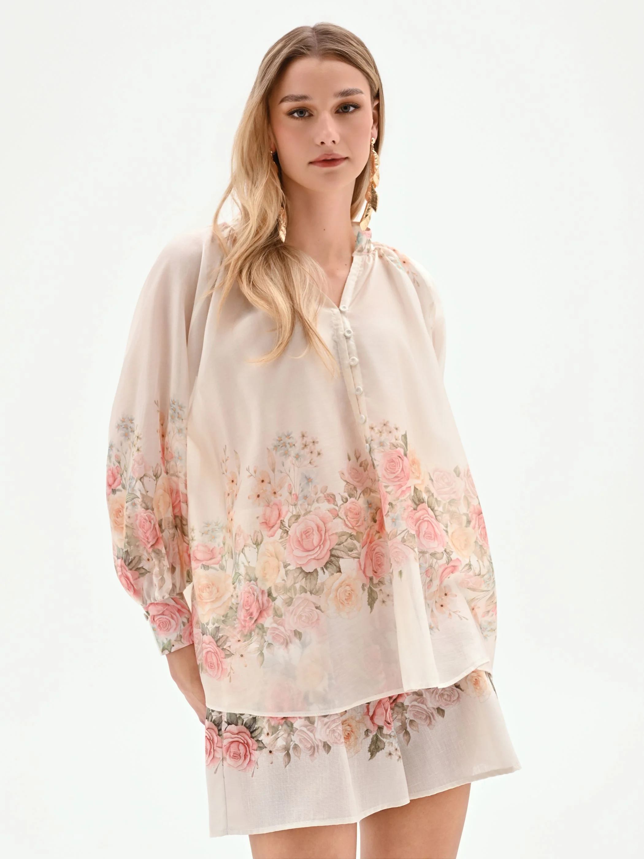 Blusa bianca con stampa floreale a rose - Image 4