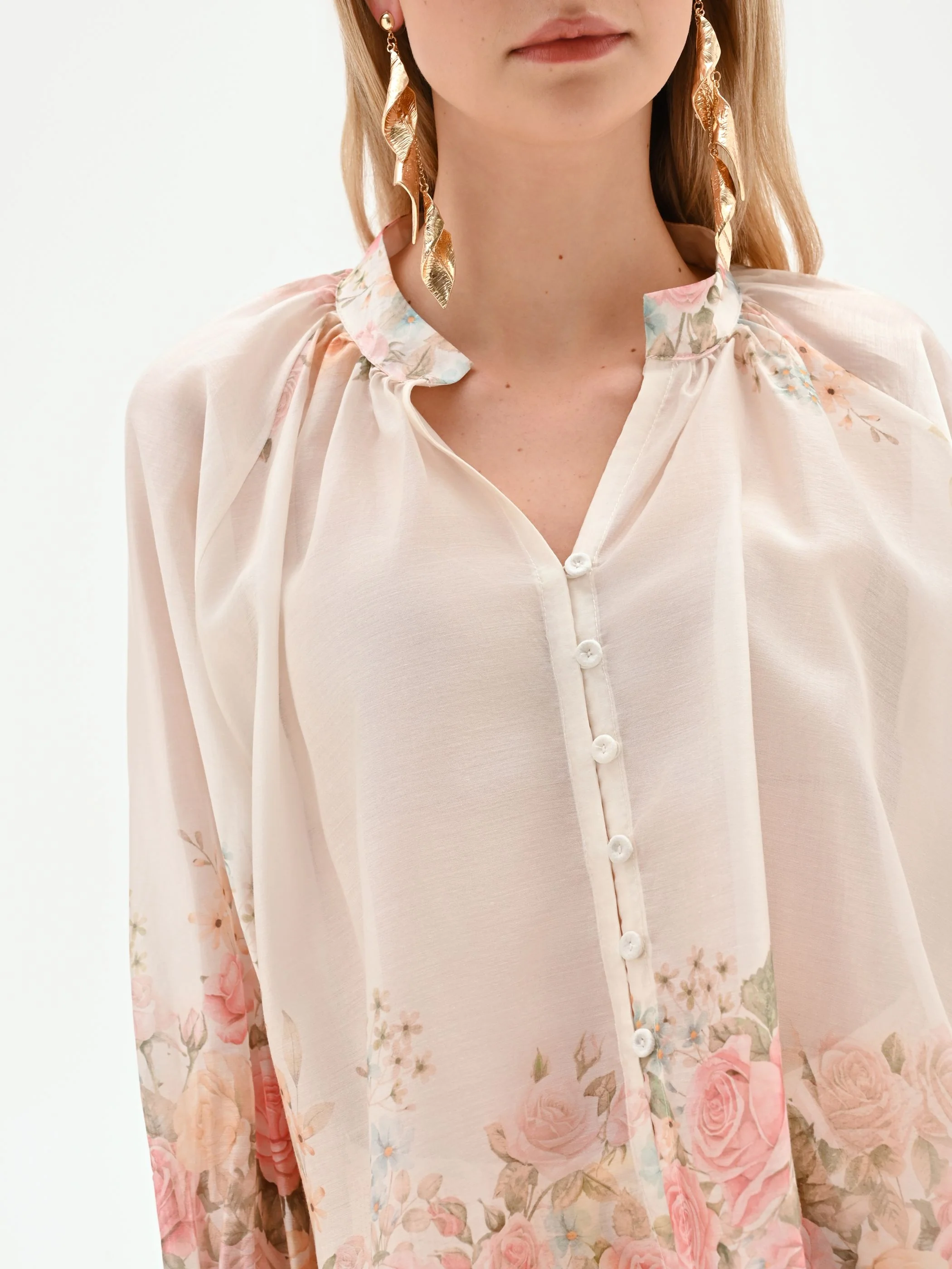 Blusa bianca con stampa floreale a rose - Image 5