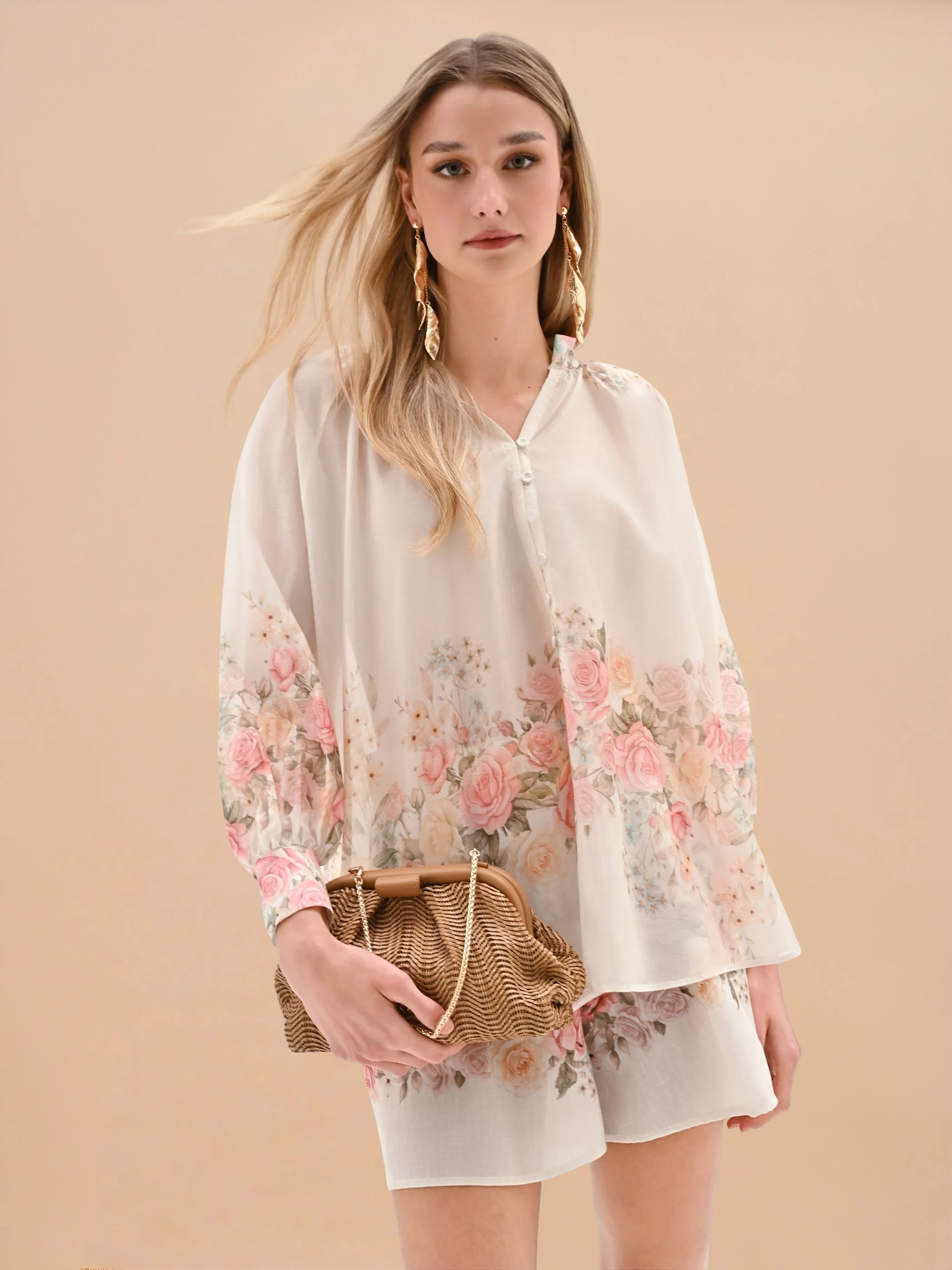 Blusa bianca con stampa floreale a rose - Image 7