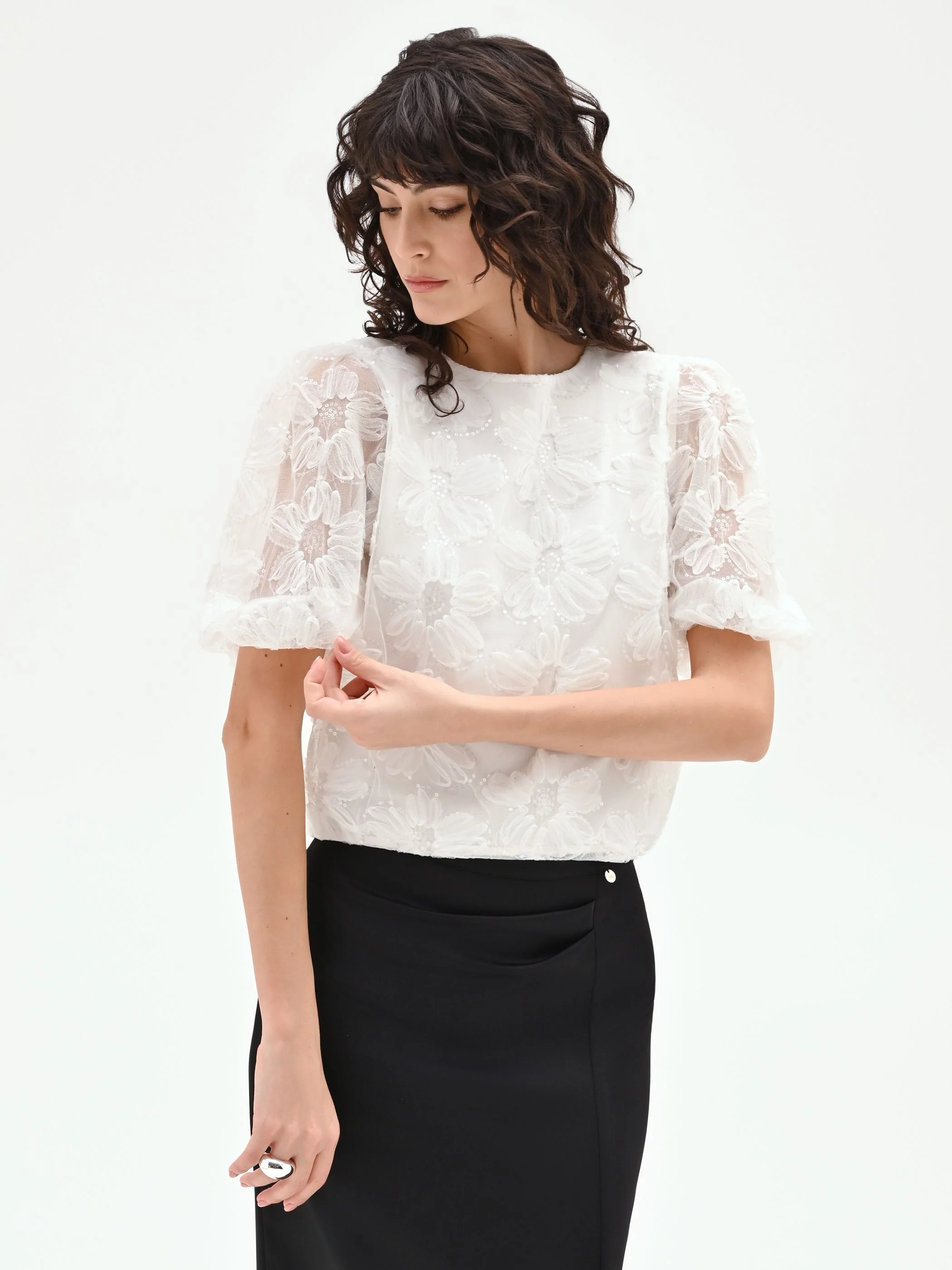 Blusa bianca in organza con maxi fiori applicati - Image 2